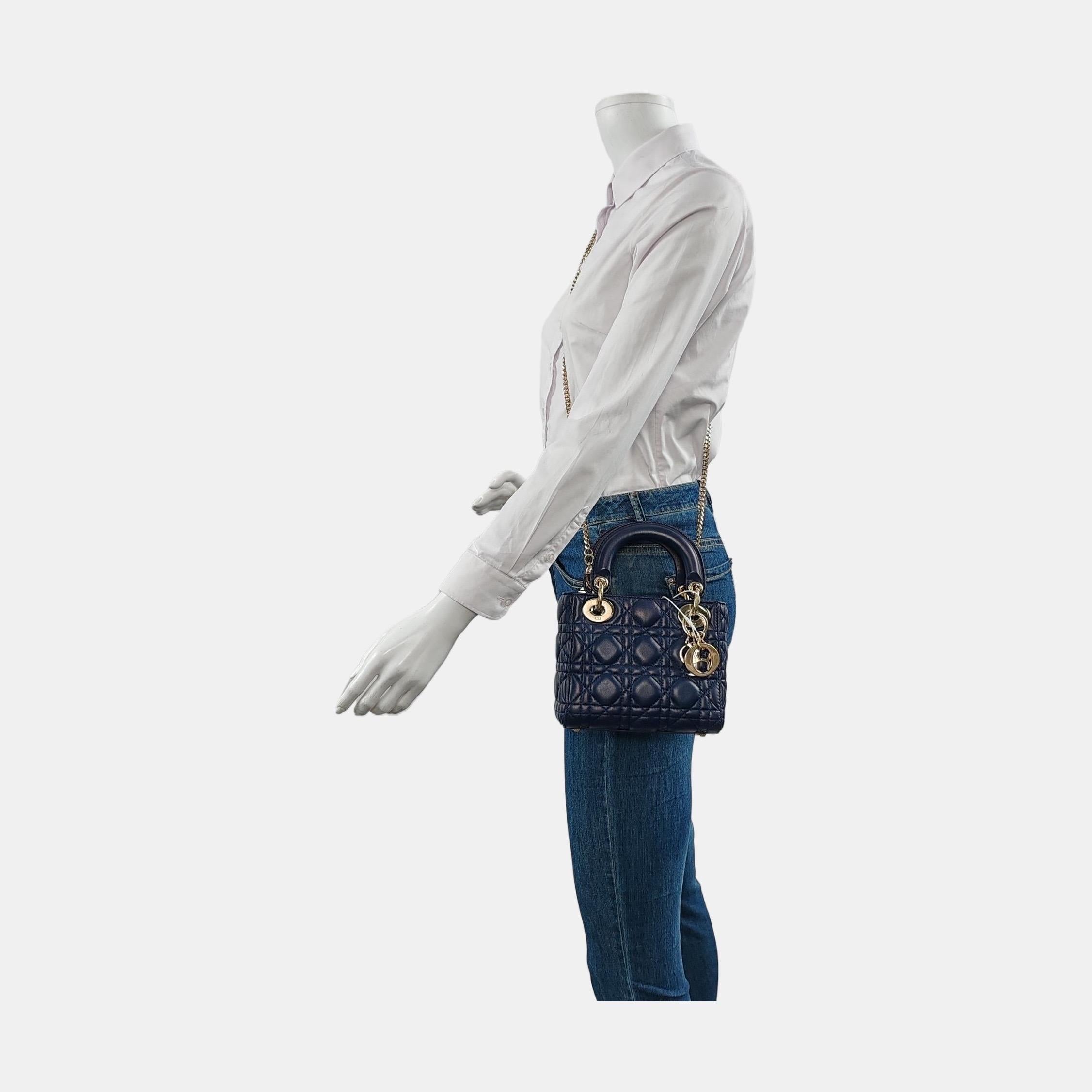 This classic bag features a cannage stitch, creating a beautiful silhouette and an instantly recognizable quilted design. It is paired with gold hardware and D.I.O.R charms. Featuring a removable strap shoulder strap, the Lady Dior bag can be