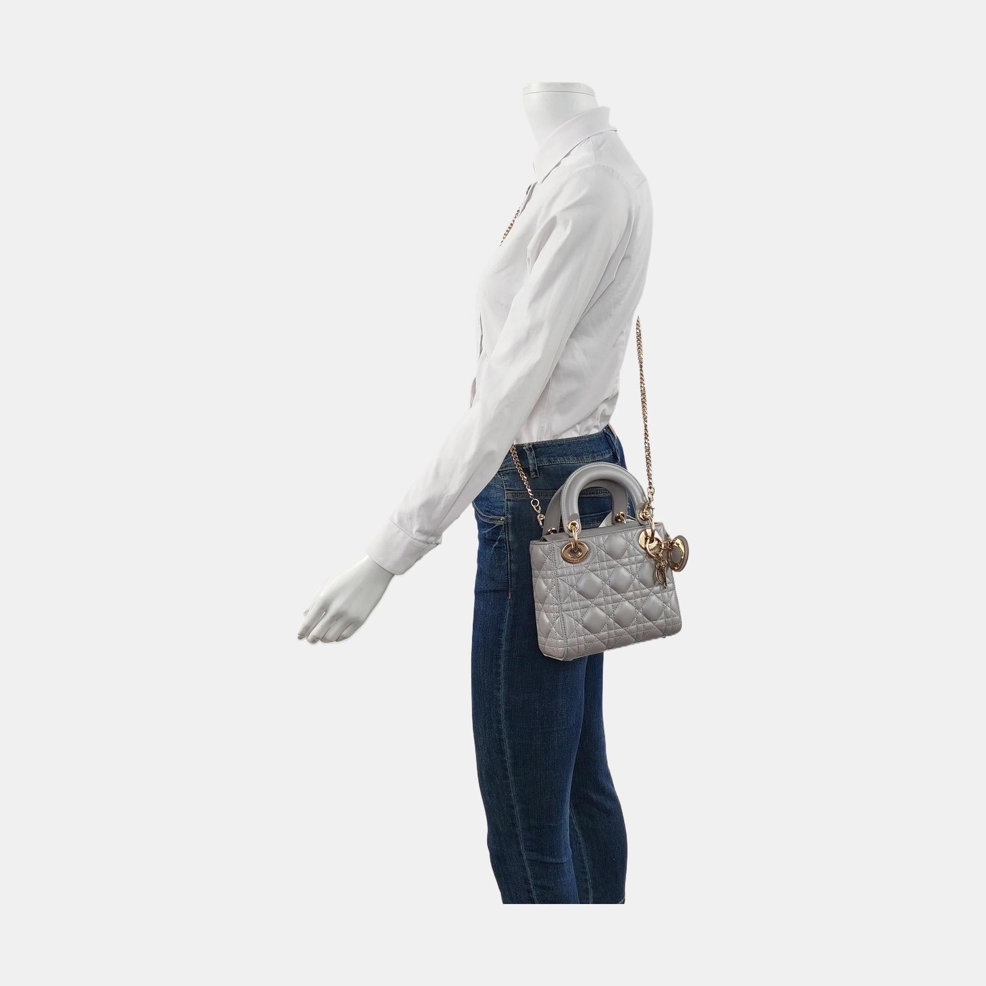 This classic bag features a cannage stitch, creating a beautiful silhouette and an instantly recognizable quilted design. It is paired with gold hardware and D.I.O.R charms. Featuring a removable strap shoulder strap, the Lady Dior bag can be