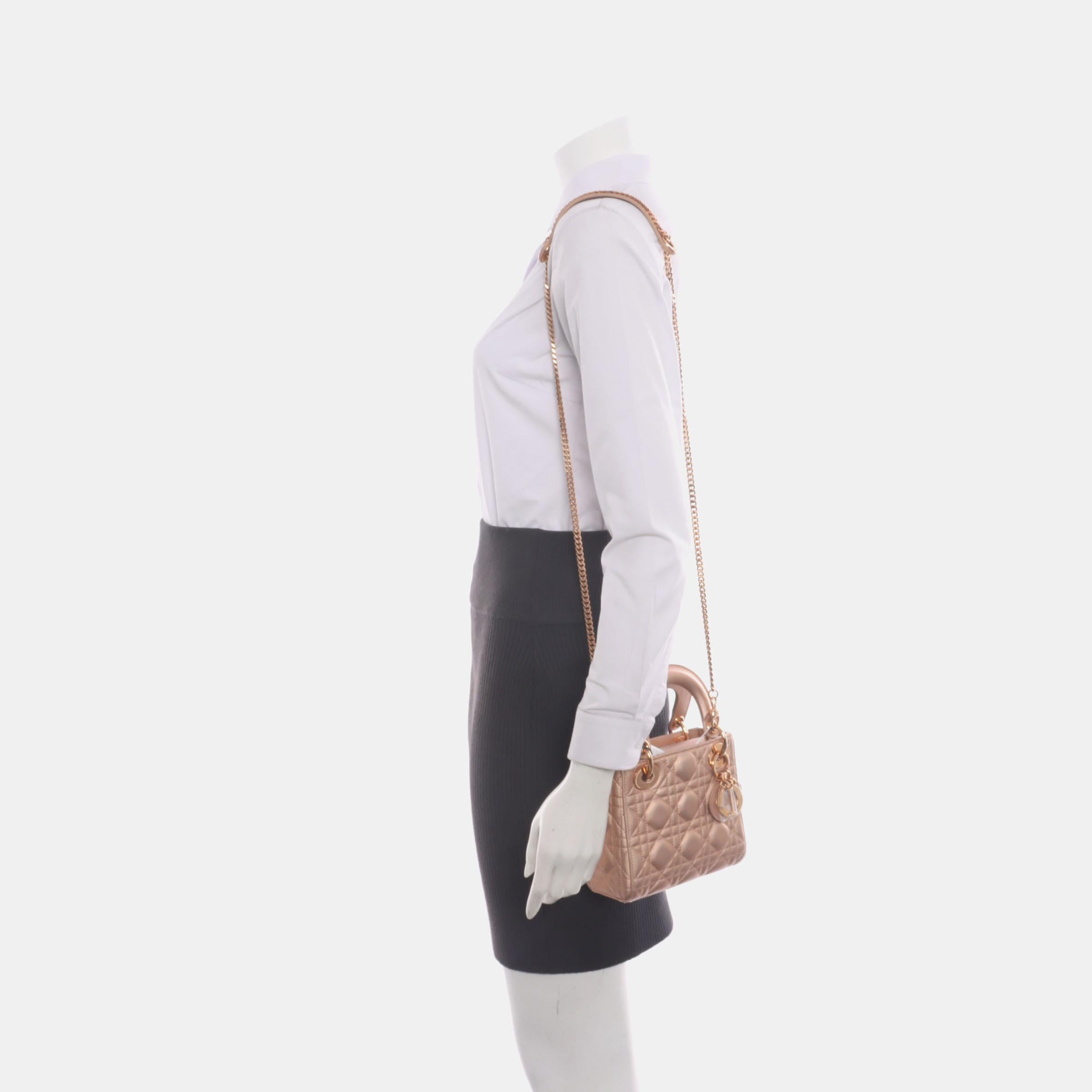 This classic bag features a cannage stitch, creating a beautiful silhouette and an instantly recognizable quilted design. It is paired with gold hardware and D.I.O.R charms. Featuring a removable strap shoulder strap, the Lady Dior bag can be