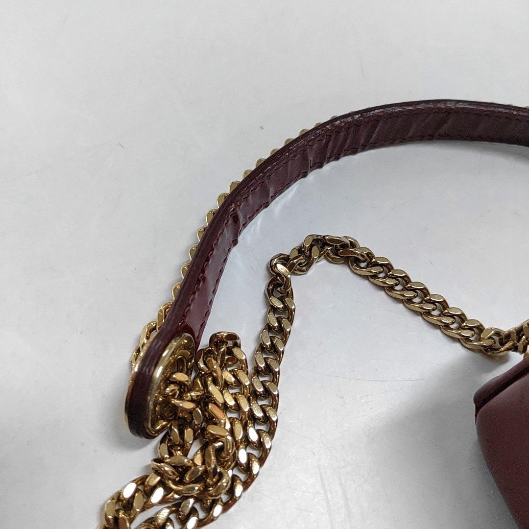 Mini bracelet Lady Dior rouge bordeaux en cuir verni avec chaîne dorée en vente 5