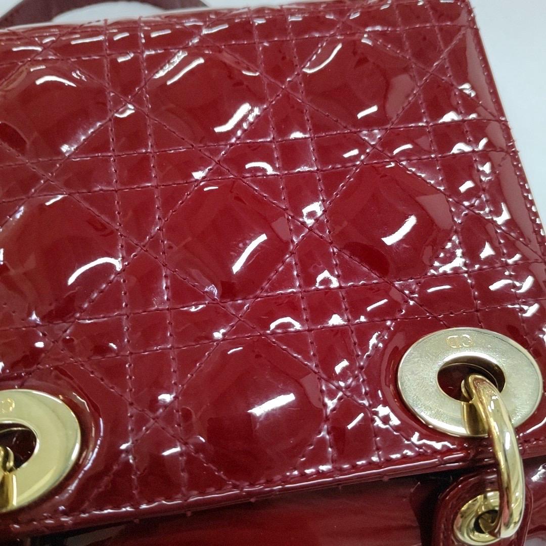 Mini bracelet Lady Dior rouge bordeaux en cuir verni avec chaîne dorée en vente 6