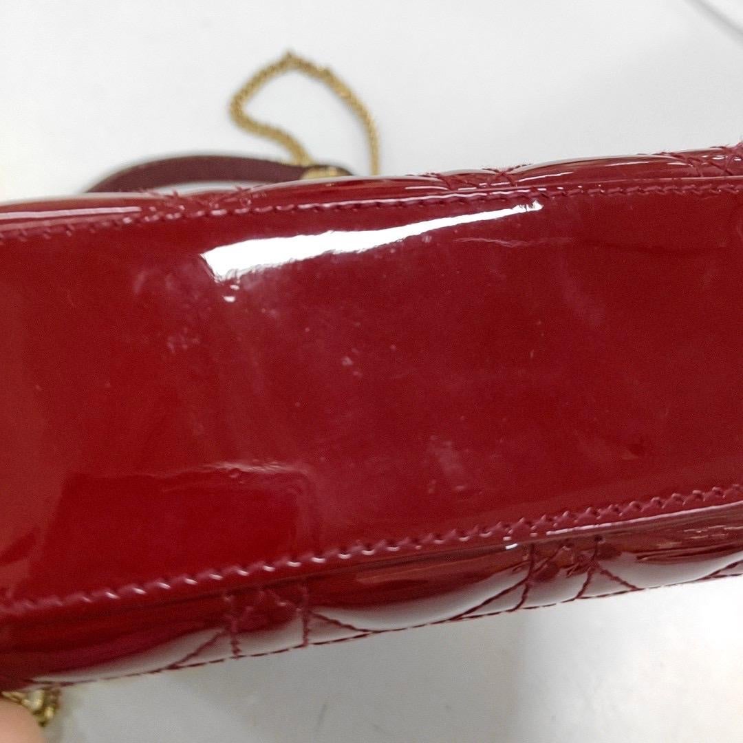 Mini bracelet Lady Dior rouge bordeaux en cuir verni avec chaîne dorée en vente 7