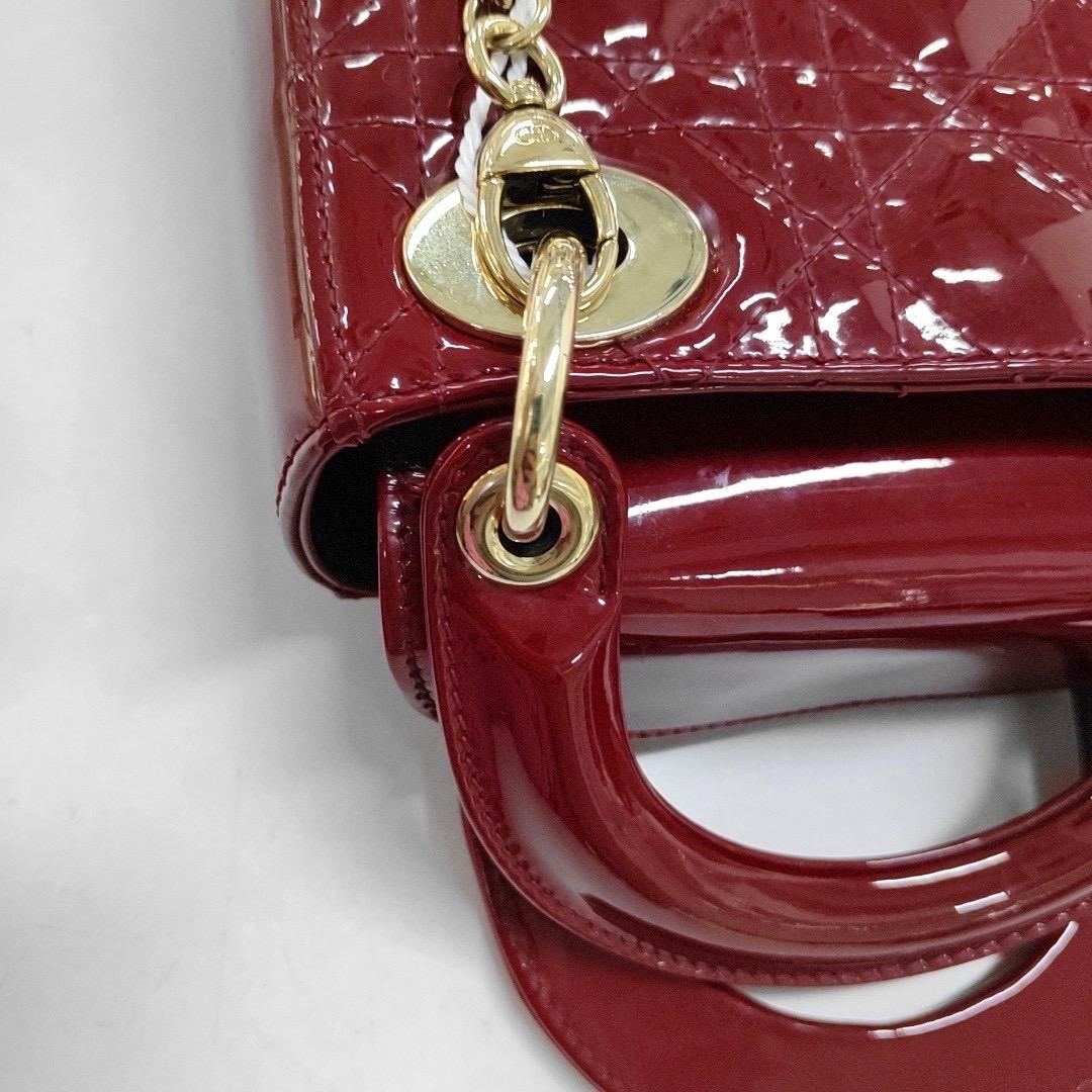 Mini bracelet Lady Dior rouge bordeaux en cuir verni avec chaîne dorée en vente 8