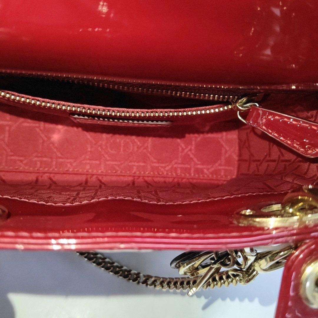 Mini bracelet Lady Dior rouge bordeaux en cuir verni avec chaîne dorée en vente 9