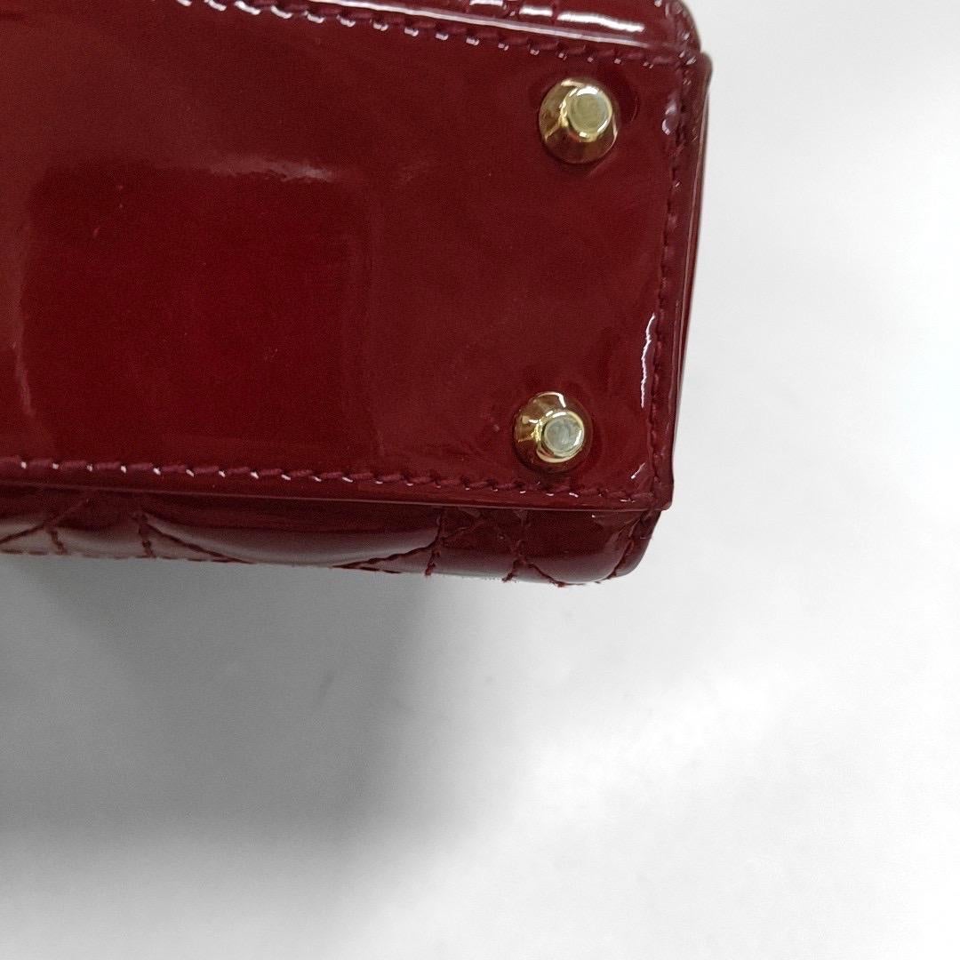 Mini bracelet Lady Dior rouge bordeaux en cuir verni avec chaîne dorée en vente 10