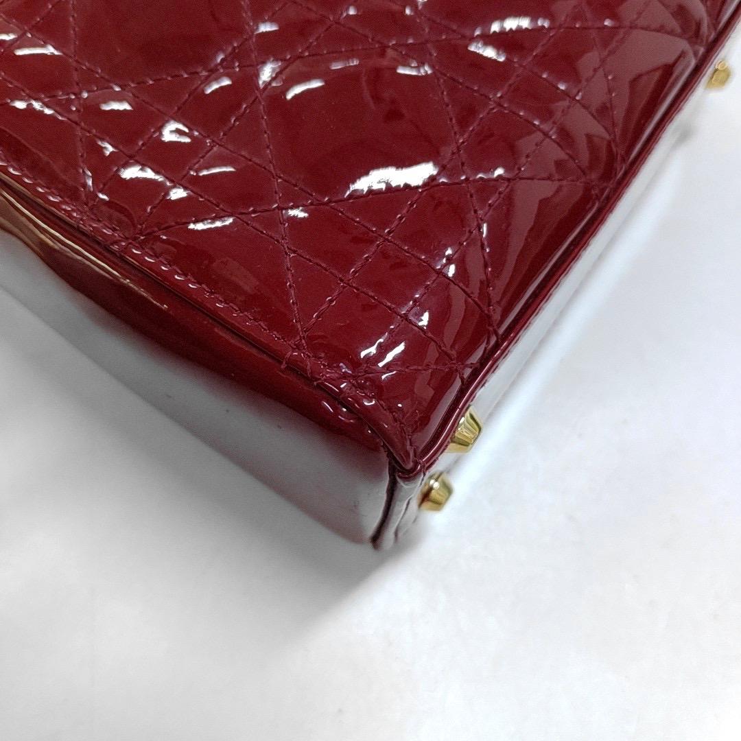 Mini bracelet Lady Dior rouge bordeaux en cuir verni avec chaîne dorée en vente 11