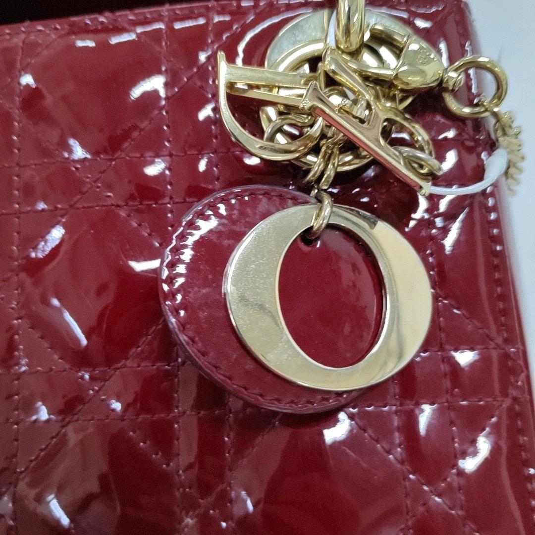 Mini bracelet Lady Dior rouge bordeaux en cuir verni avec chaîne dorée en vente 12