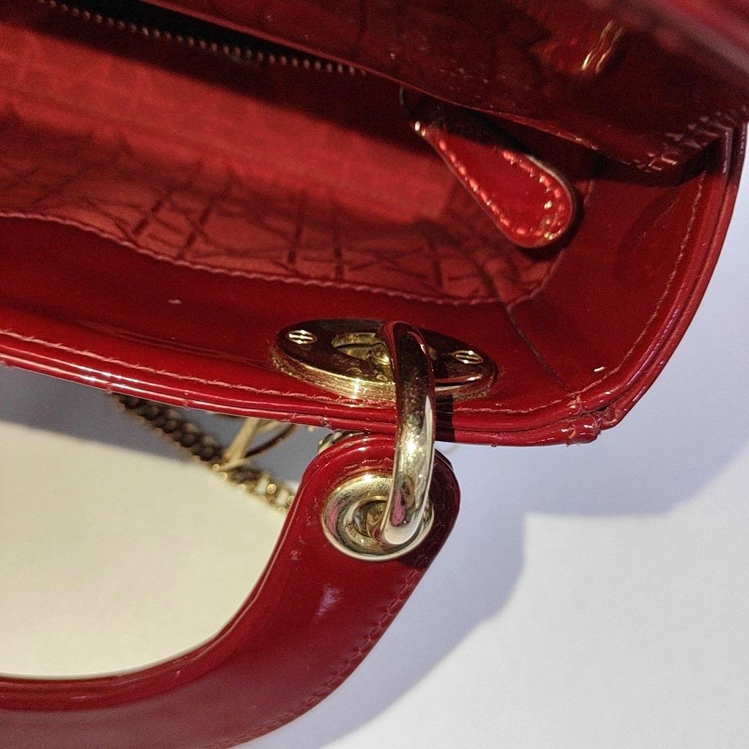 Mini bracelet Lady Dior rouge bordeaux en cuir verni avec chaîne dorée en vente 13