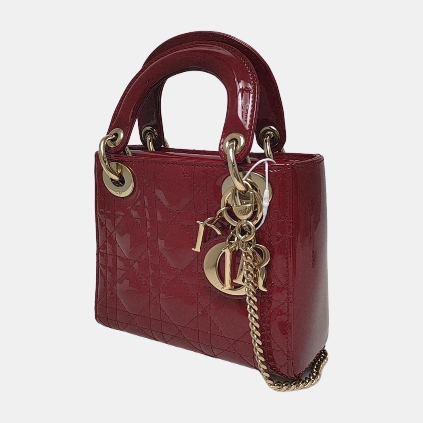  ÉTAT : TRÈS BON ÉTAT
 Ce sac à main est en très bon état et présente de légères traces d'usure. Le matériel peut présenter quelques rayures. Légères taches sur le cuir verni. 

 DÉTAILS
 
 Marque : Christian Dior
 Modèle : Lady Dior
 Matière