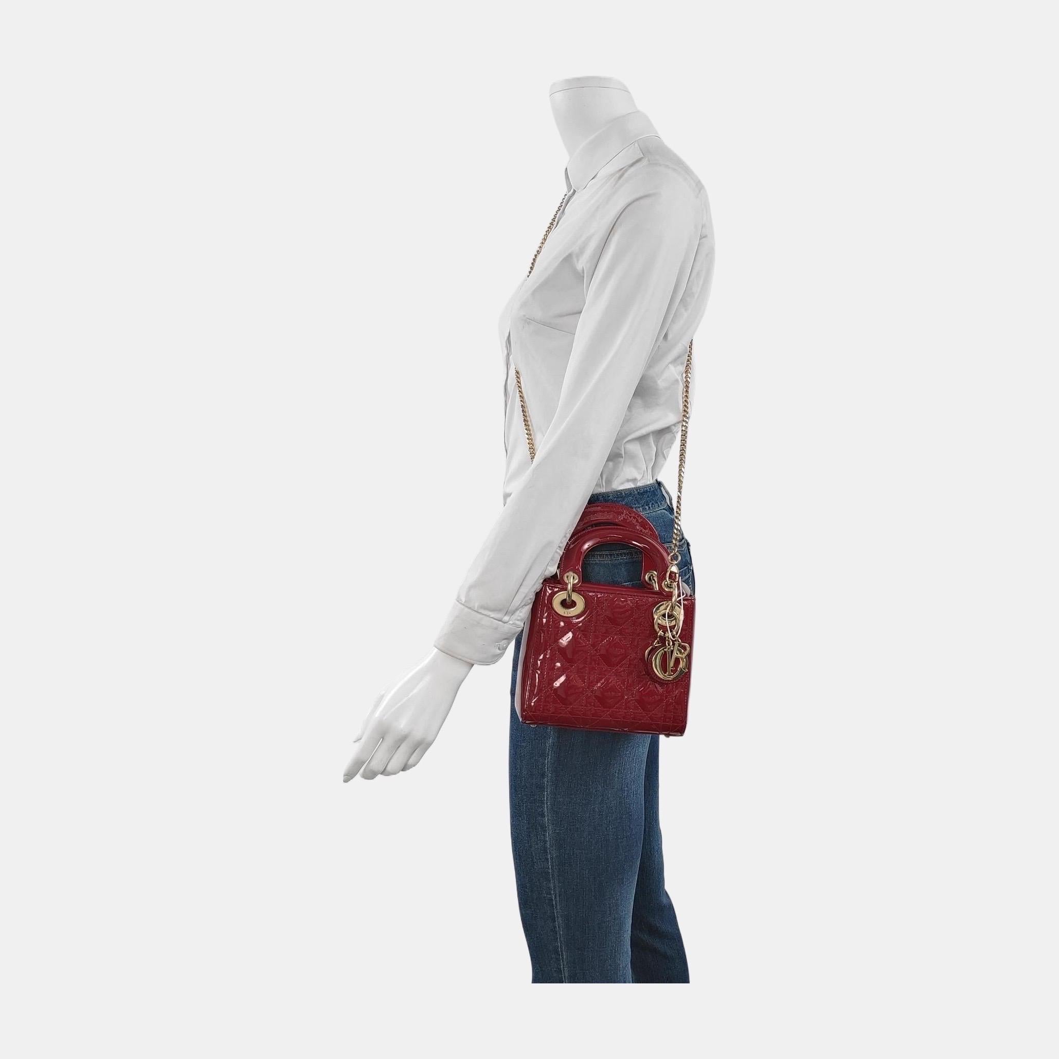 Marron Mini bracelet Lady Dior rouge bordeaux en cuir verni avec chaîne dorée en vente