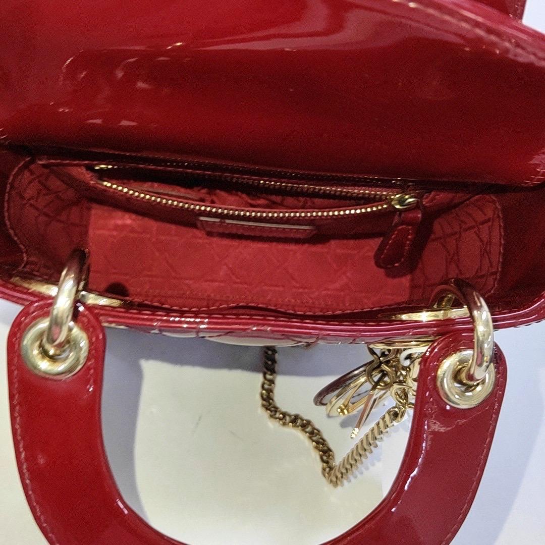 Mini bracelet Lady Dior rouge bordeaux en cuir verni avec chaîne dorée Bon état - En vente à AUBERVILLIERS, FR