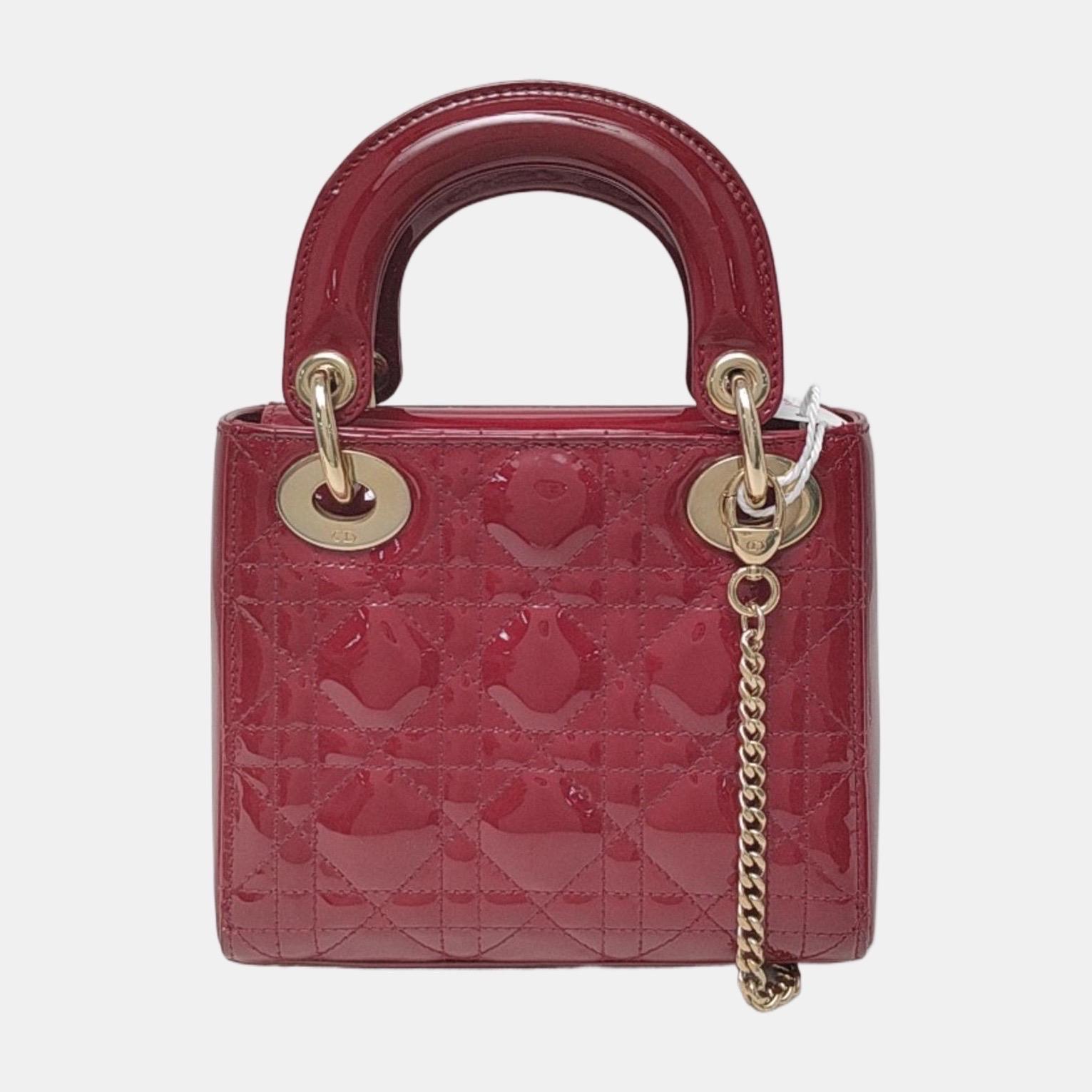 Mini bracelet Lady Dior rouge bordeaux en cuir verni avec chaîne dorée en vente 1