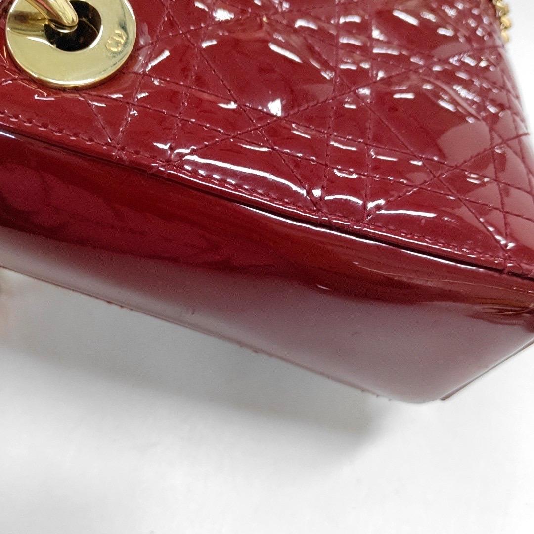 Mini bracelet Lady Dior rouge bordeaux en cuir verni avec chaîne dorée en vente 2