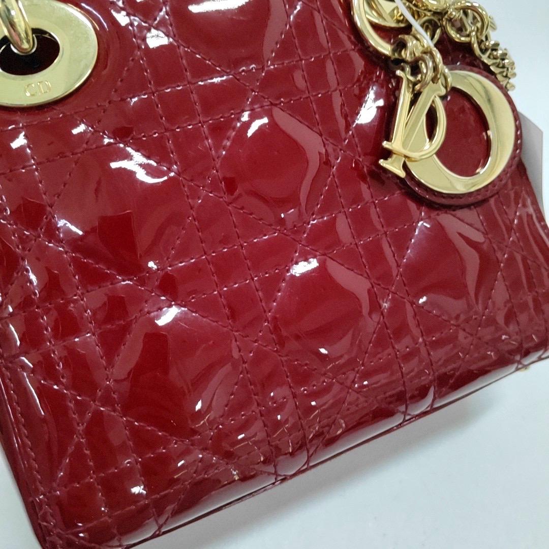Mini bracelet Lady Dior rouge bordeaux en cuir verni avec chaîne dorée en vente 3