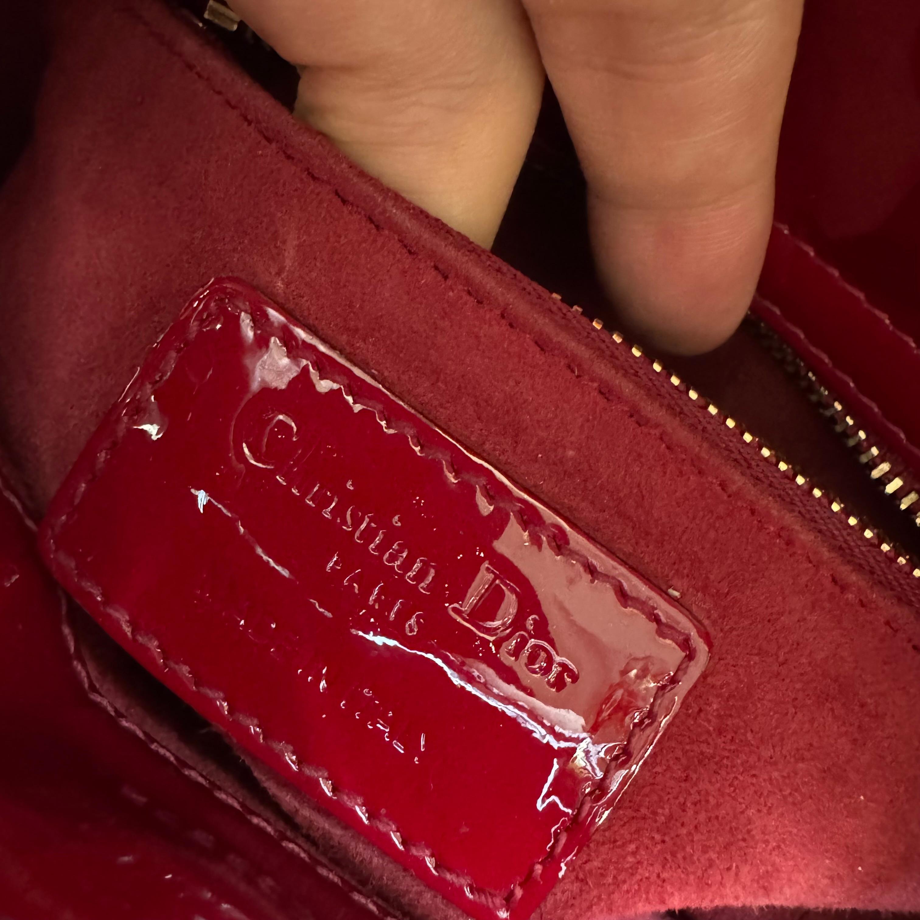 Lady Dior Mini Rouge Bourgogne Cuir verni Or HW Intérieur en daim Bracelet en chaîne en vente 6