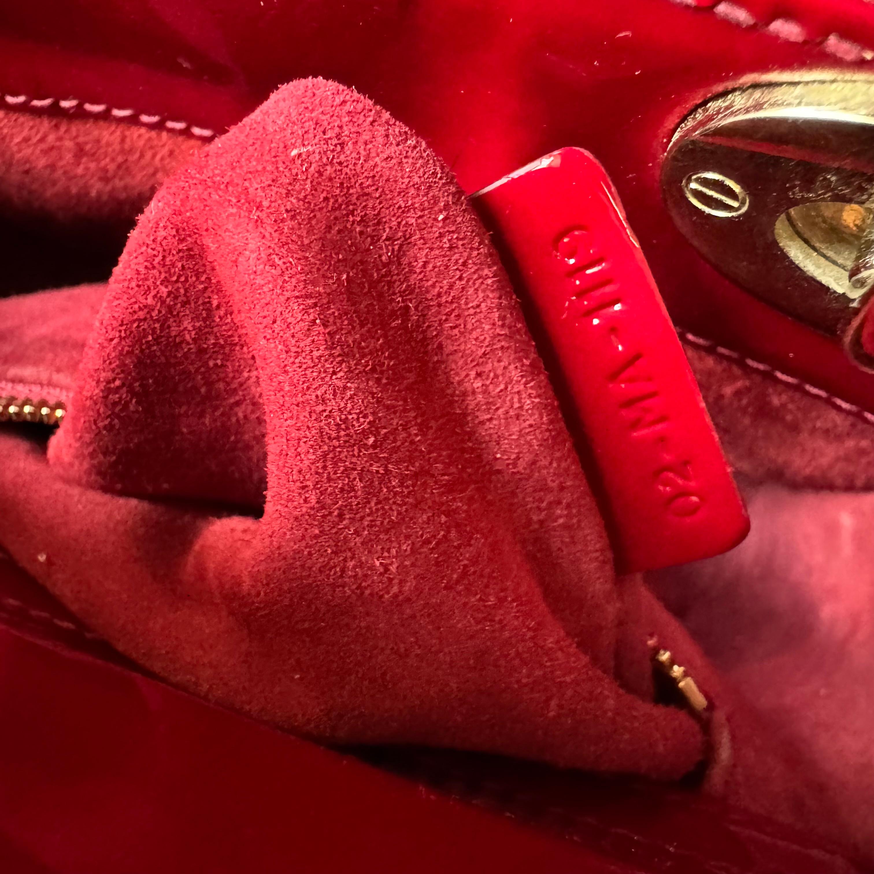 Lady Dior Mini Rouge Bourgogne Cuir verni Or HW Intérieur en daim Bracelet en chaîne en vente 8