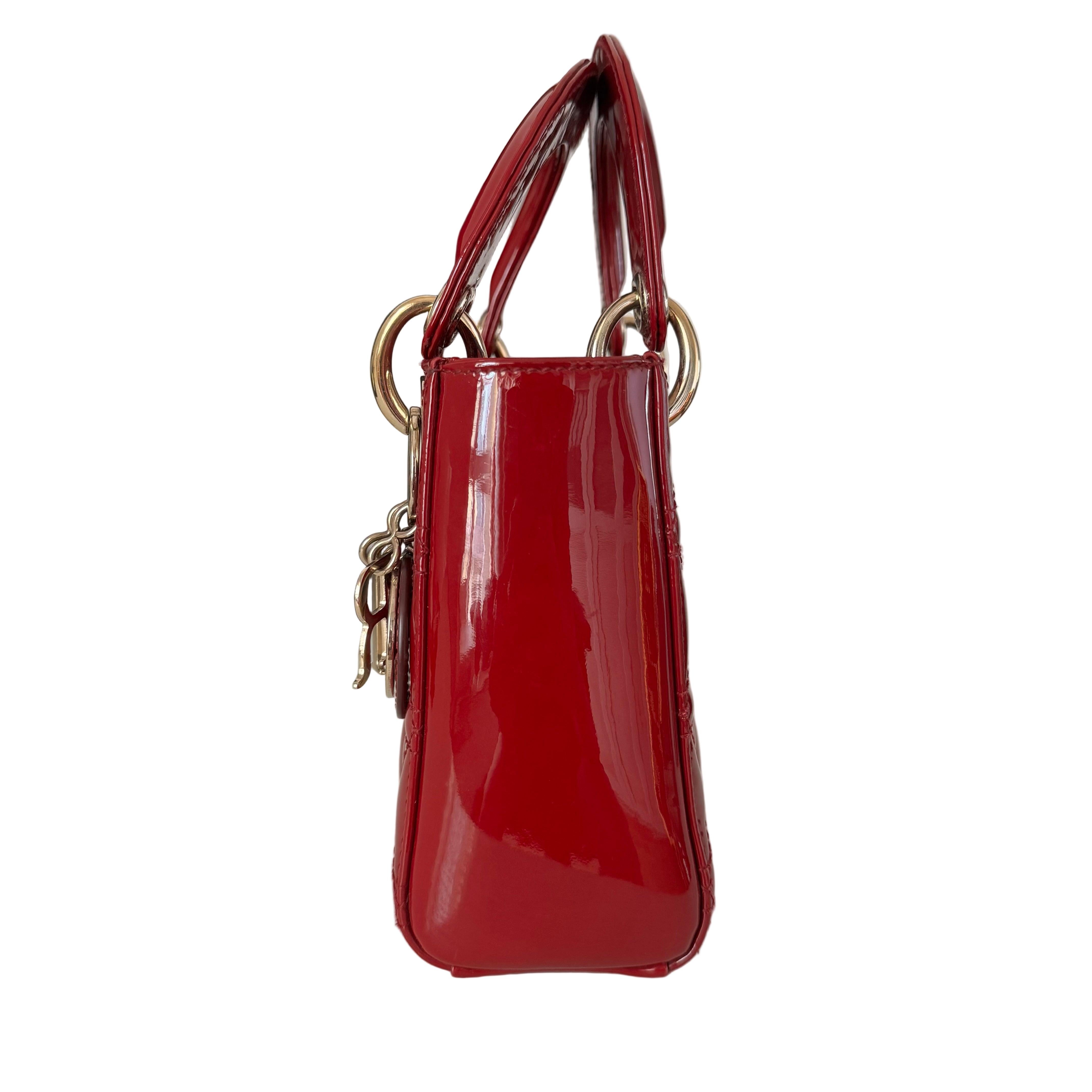 Lady Dior Mini Rouge Bourgogne Cuir verni Or HW Intérieur en daim Bracelet en chaîne en vente 9