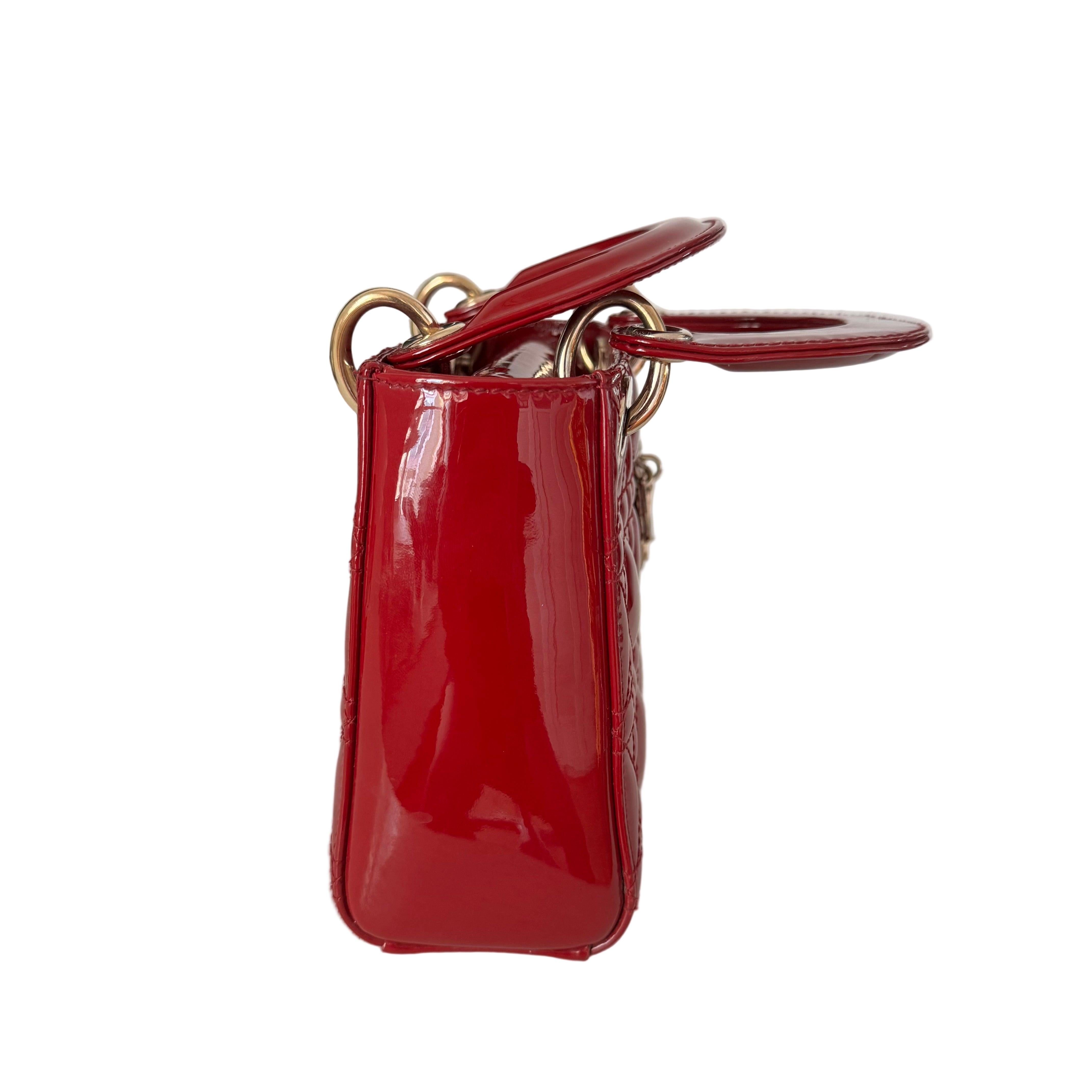 Lady Dior Mini Rouge Bourgogne Cuir verni Or HW Intérieur en daim Bracelet en chaîne en vente 10