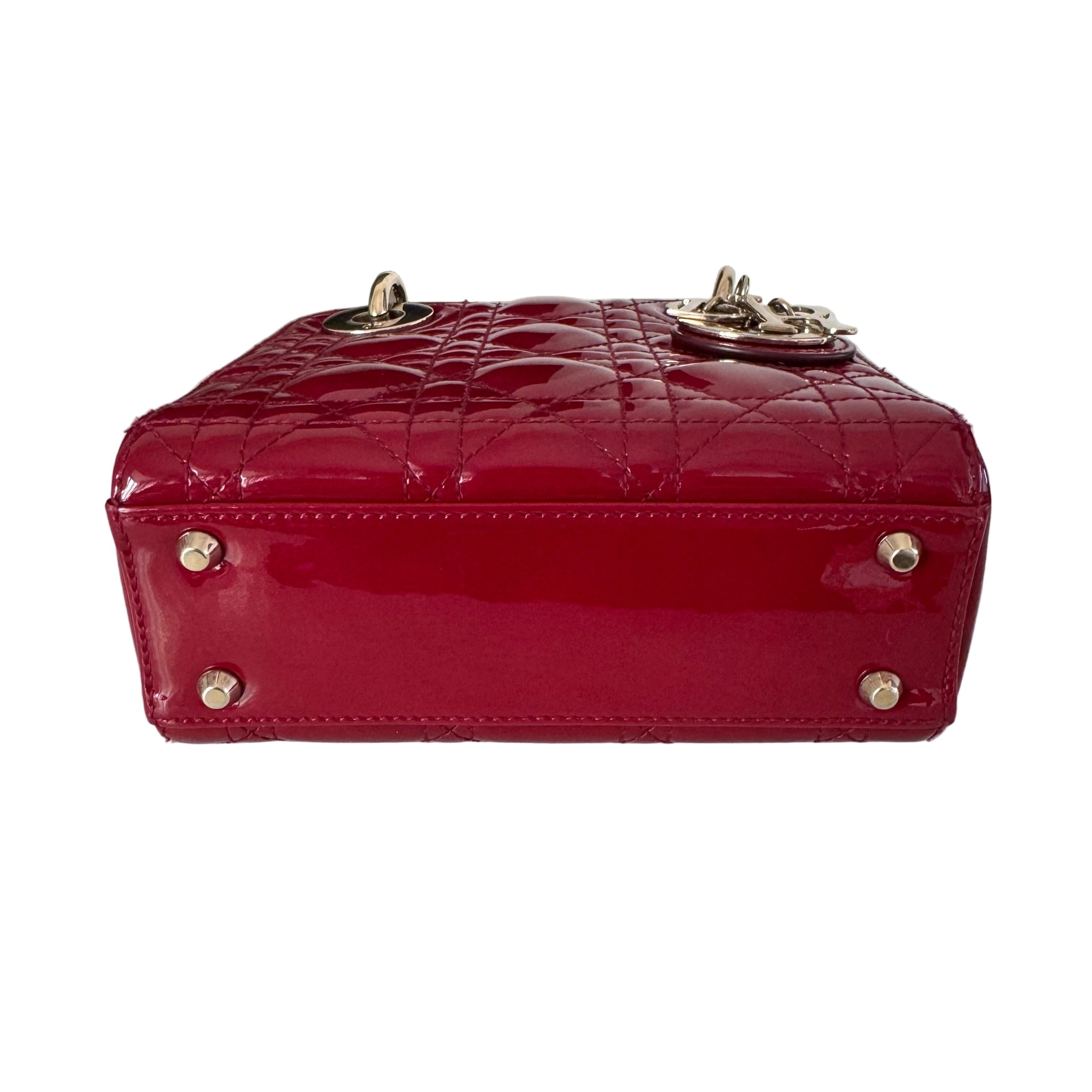 Lady Dior Mini Rouge Bourgogne Cuir verni Or HW Intérieur en daim Bracelet en chaîne en vente 11