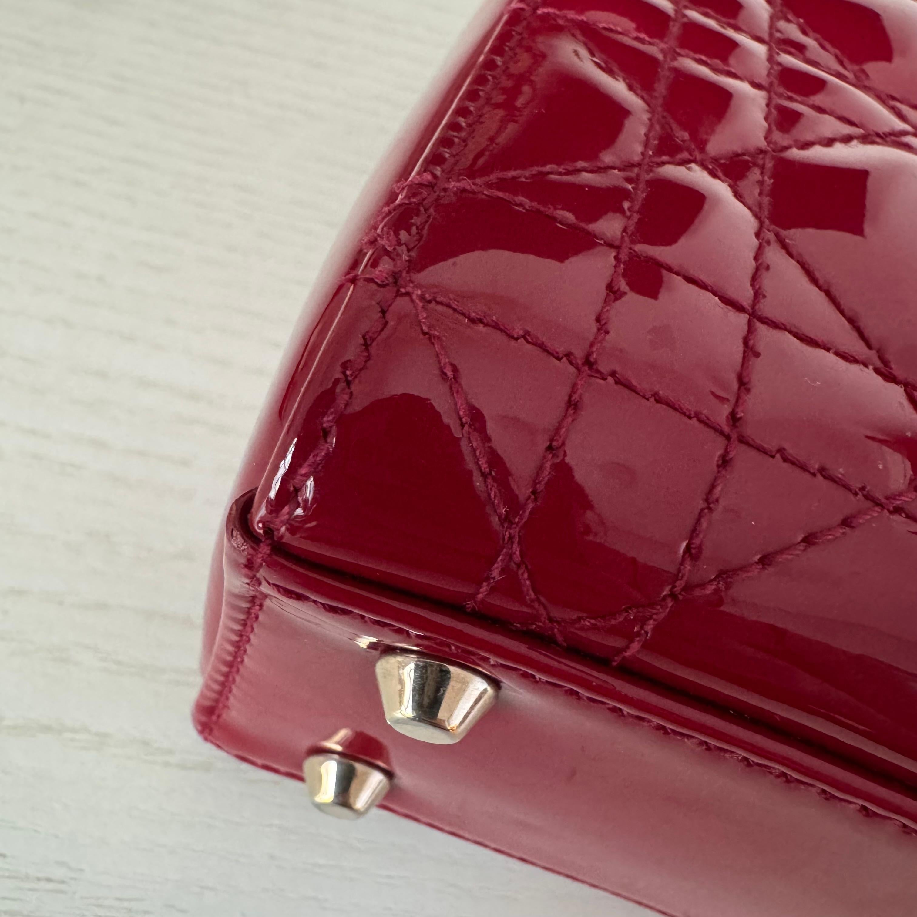 Lady Dior Mini Rouge Bourgogne Cuir verni Or HW Intérieur en daim Bracelet en chaîne en vente 1