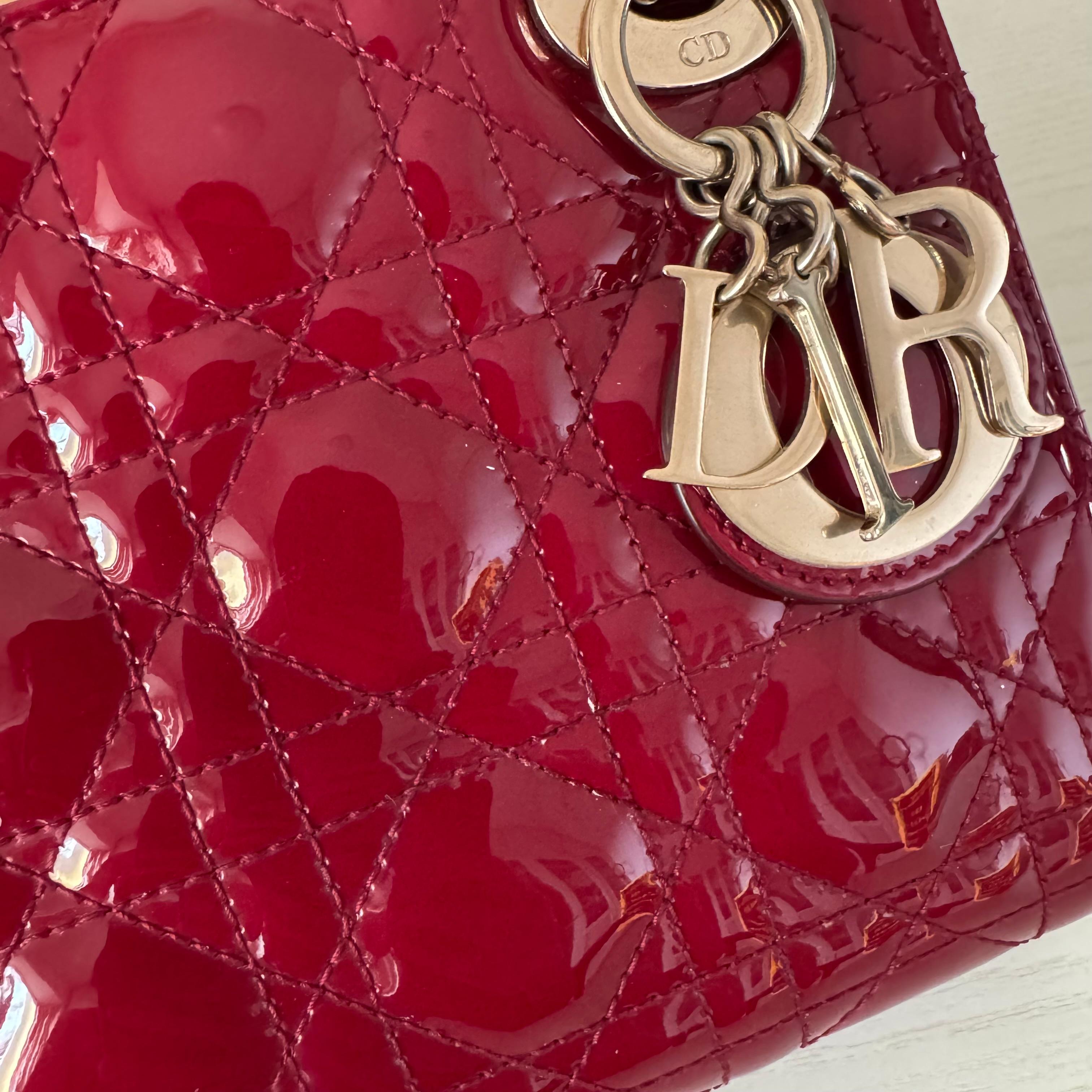 Lady Dior Mini Rouge Bourgogne Cuir verni Or HW Intérieur en daim Bracelet en chaîne en vente 2