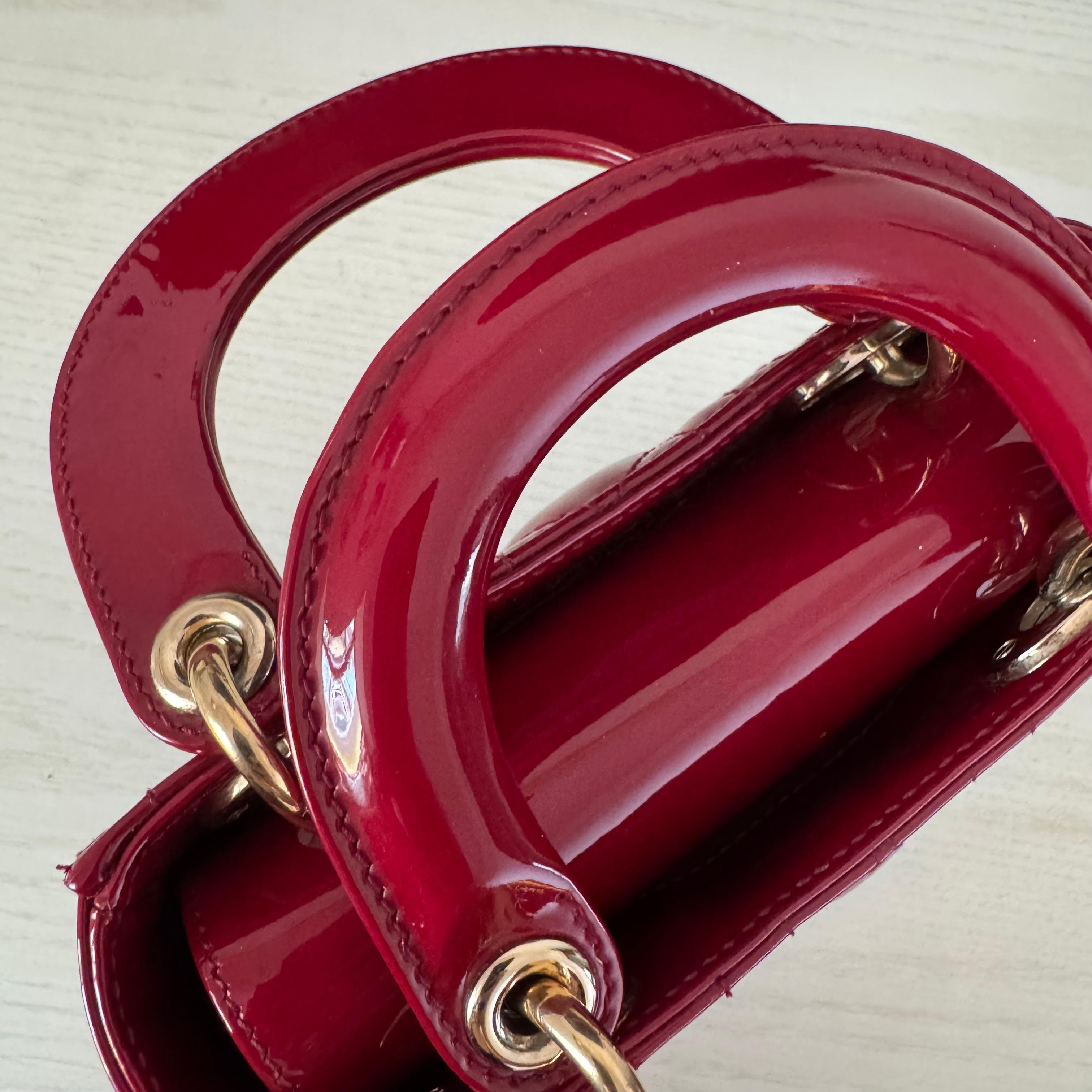 Lady Dior Mini Rouge Bourgogne Cuir verni Or HW Intérieur en daim Bracelet en chaîne en vente 3