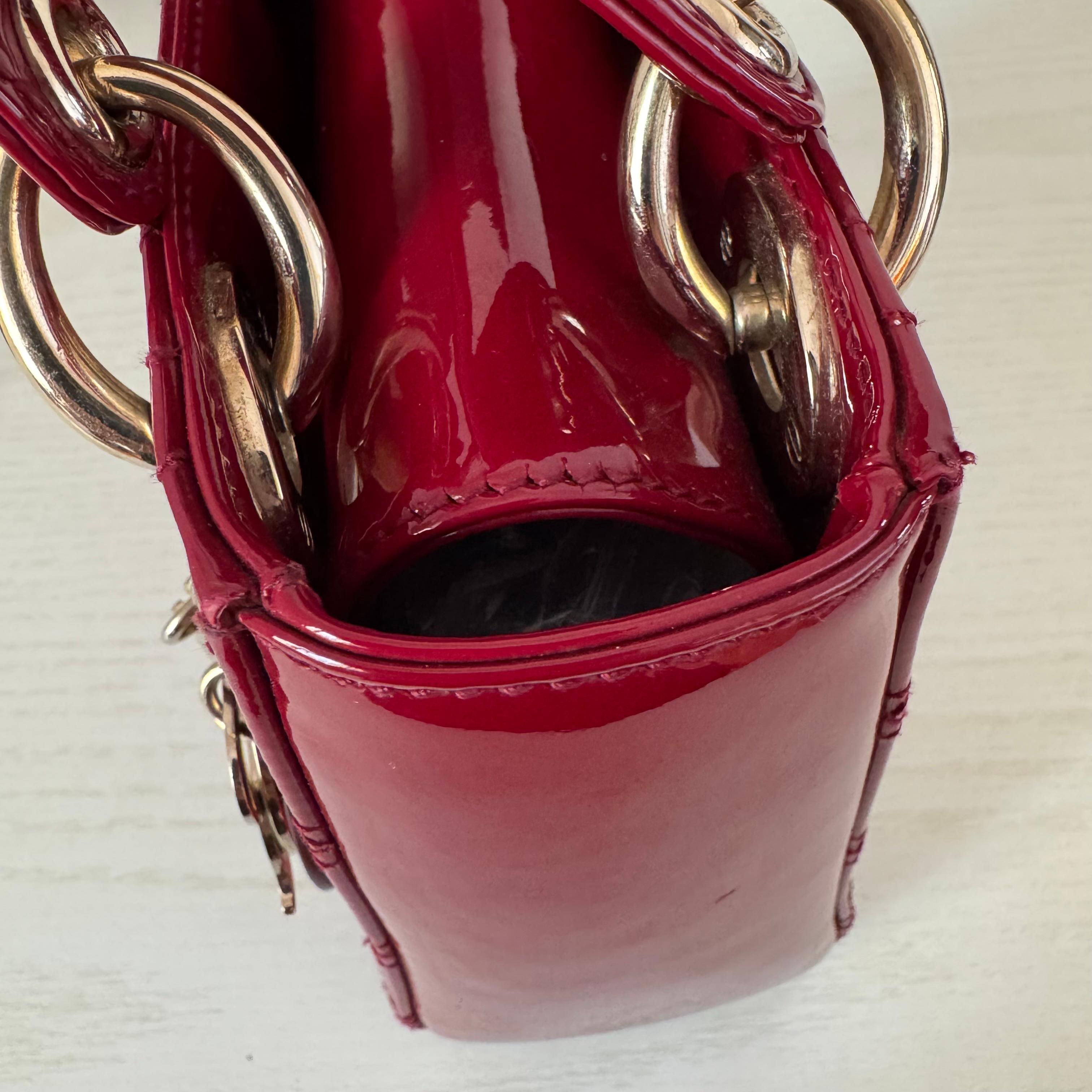 Lady Dior Mini Rouge Bourgogne Cuir verni Or HW Intérieur en daim Bracelet en chaîne en vente 4