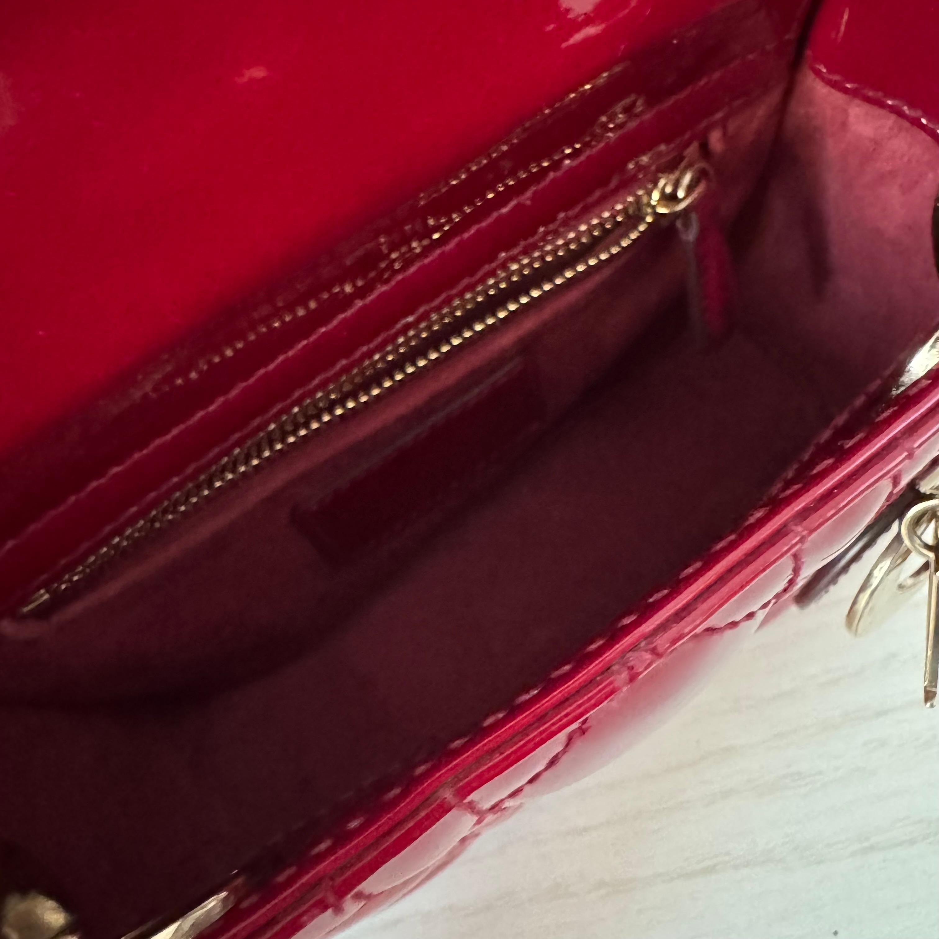 Lady Dior Mini Rouge Bourgogne Cuir verni Or HW Intérieur en daim Bracelet en chaîne en vente 5