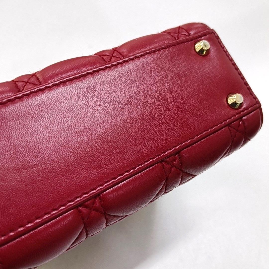 Mini bracelet Lady Dior en cuir d'agneau rouge et chaîne dorée en vente 5
