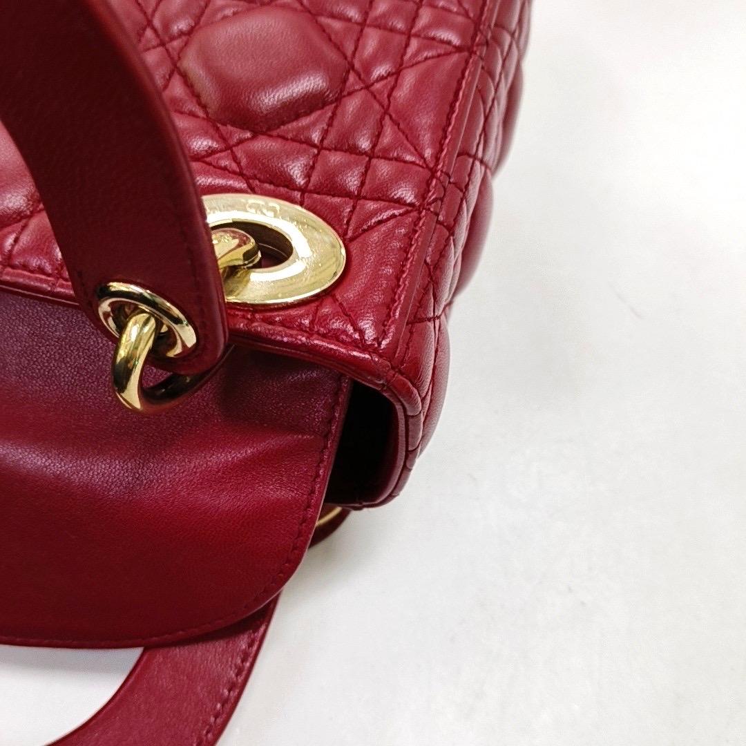 Mini bracelet Lady Dior en cuir d'agneau rouge et chaîne dorée en vente 6