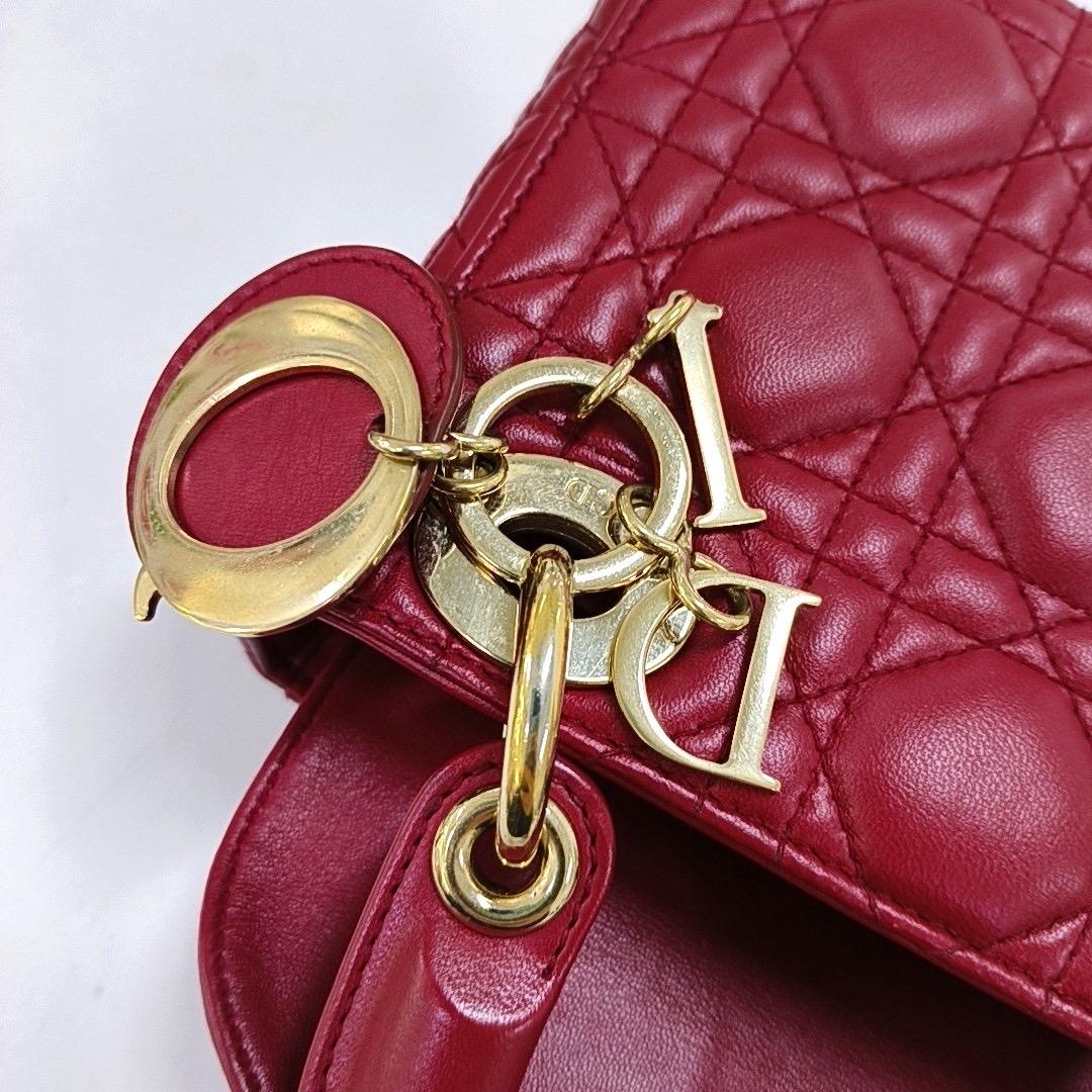 Mini bracelet Lady Dior en cuir d'agneau rouge et chaîne dorée en vente 7