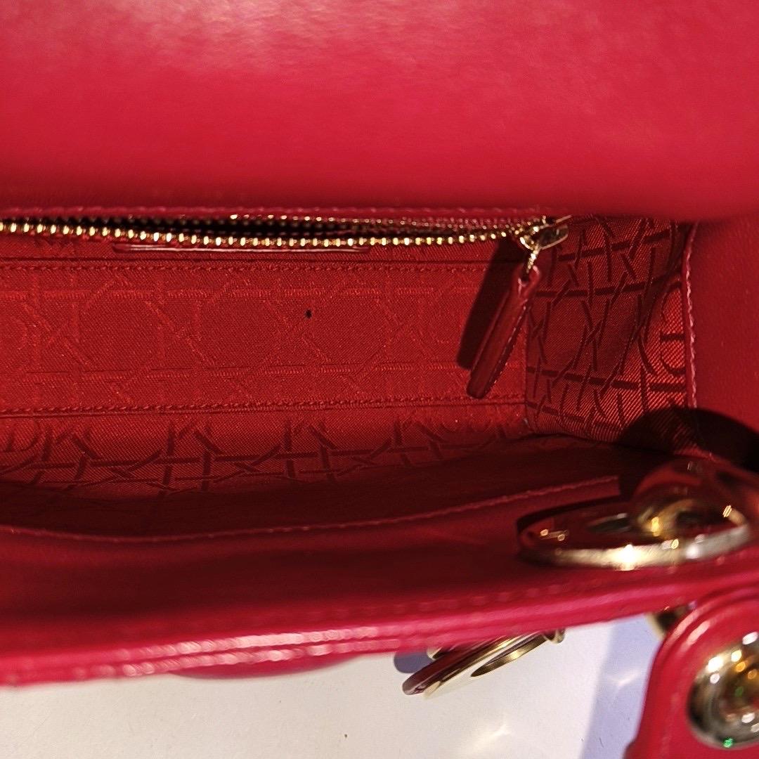 Mini bracelet Lady Dior en cuir d'agneau rouge et chaîne dorée en vente 8