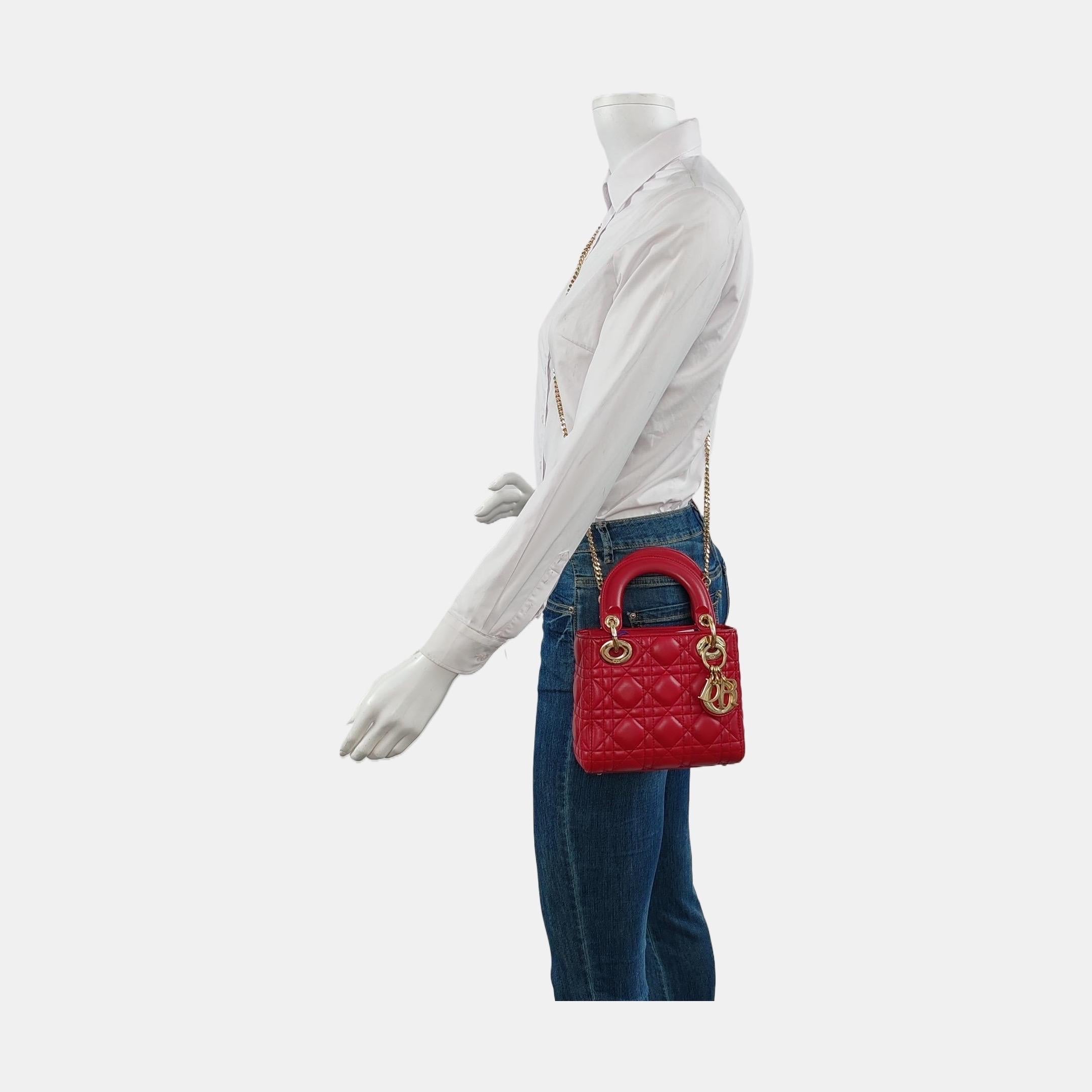 Lady Dior Mini Cuir d'agneau rouge Bracelet en chaîne HW doré

 ÉTAT : TRÈS BON ÉTAT
 Ce sac à main est en très bon état et présente de légères traces d'usure. Le matériel peut présenter quelques rayures. La couleur a été professionnellement
