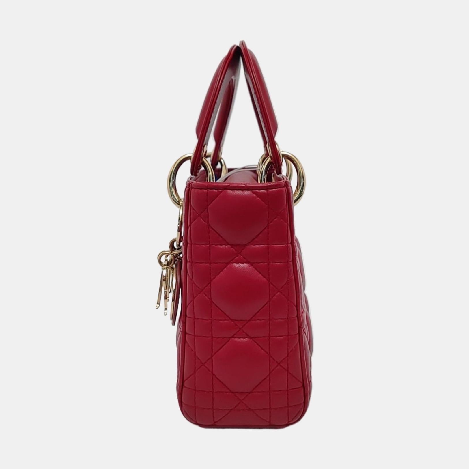Rouge Mini bracelet Lady Dior en cuir d'agneau rouge et chaîne dorée en vente