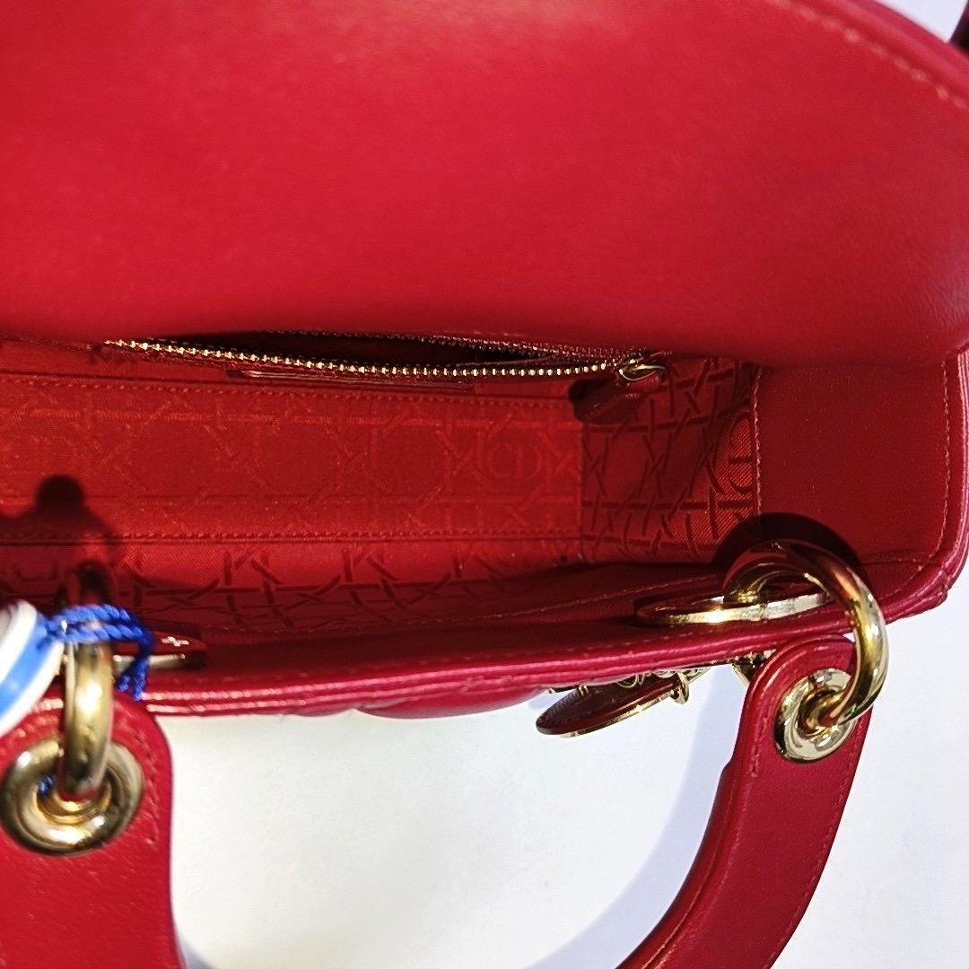 Mini bracelet Lady Dior en cuir d'agneau rouge et chaîne dorée Pour femmes en vente