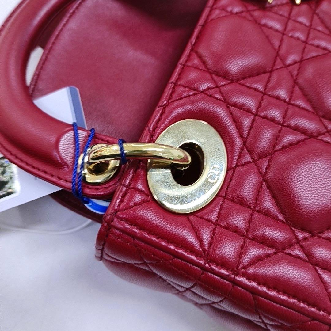 Mini bracelet Lady Dior en cuir d'agneau rouge et chaîne dorée en vente 3