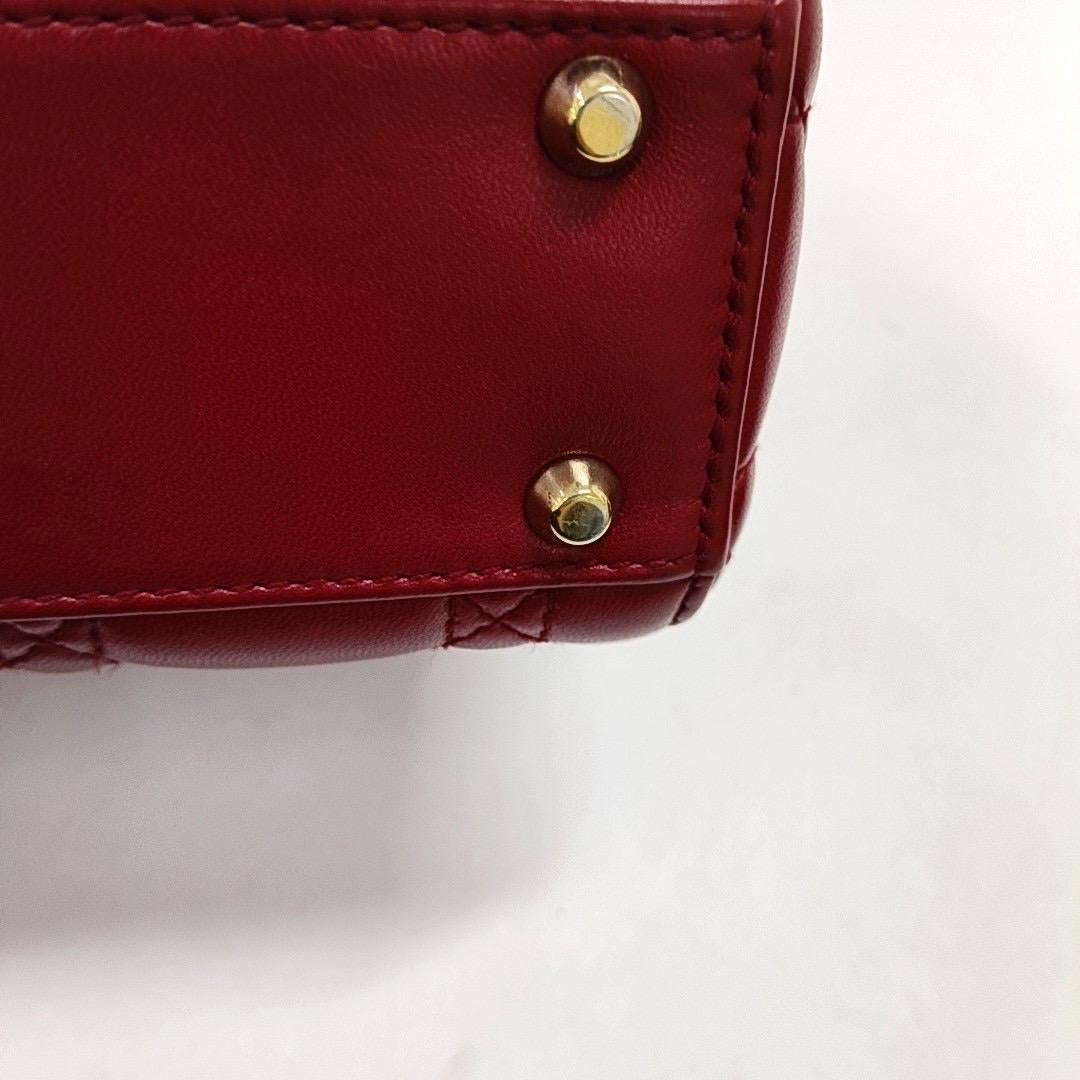 Mini bracelet Lady Dior en cuir d'agneau rouge et chaîne dorée en vente 4