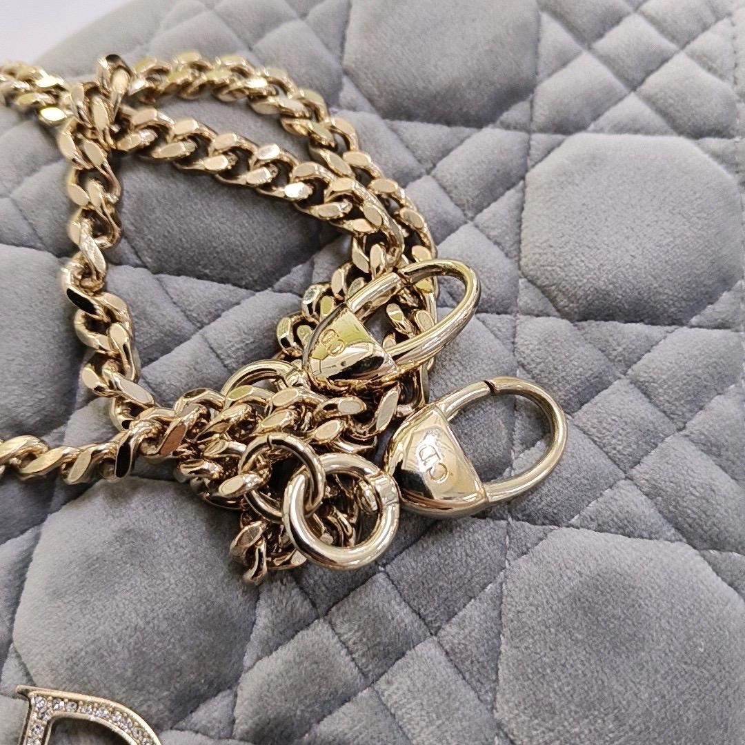 Lady Dior Mini velours gris Cannage or Bracelet en chaîne en vente 8