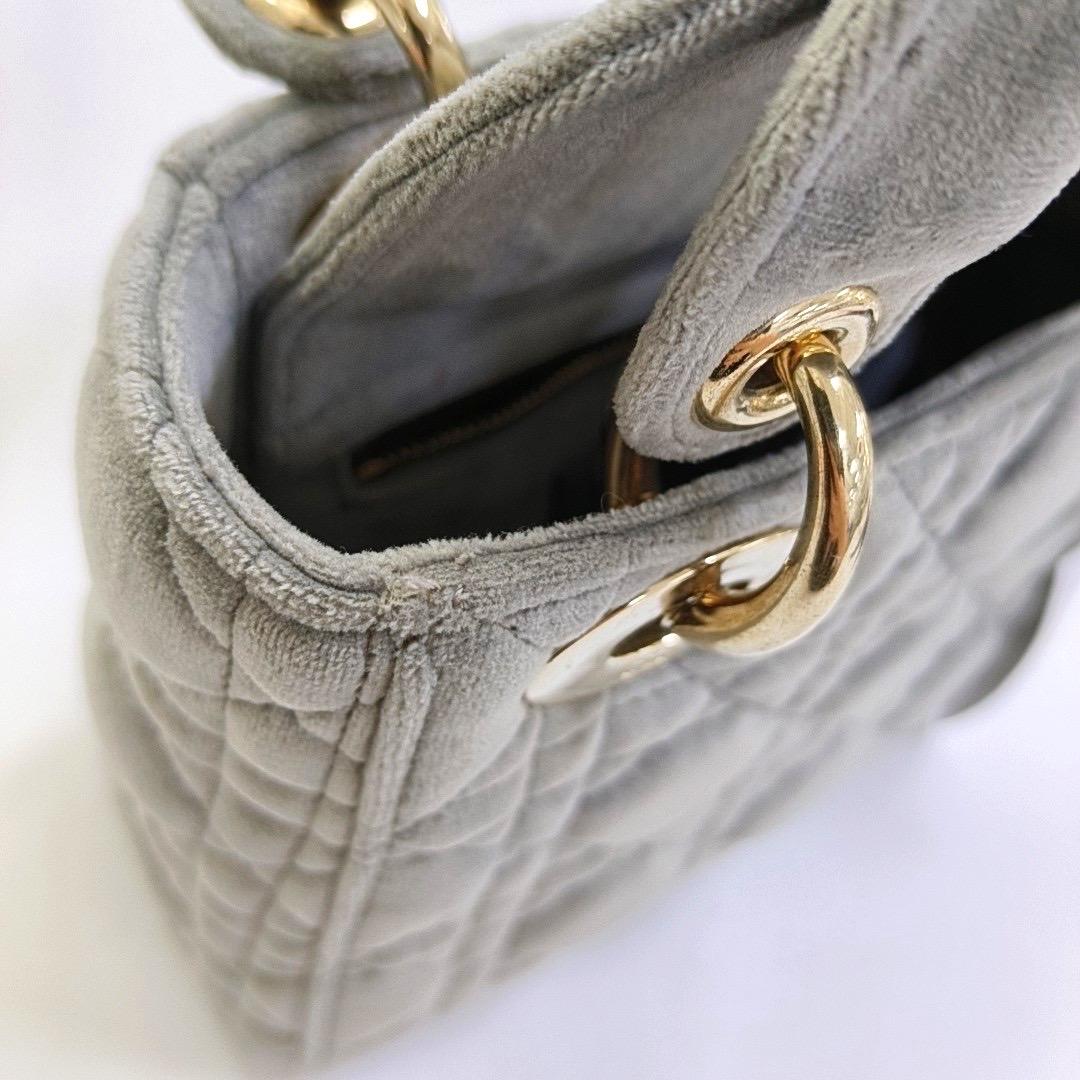 Lady Dior Mini velours gris Cannage or Bracelet en chaîne en vente 9