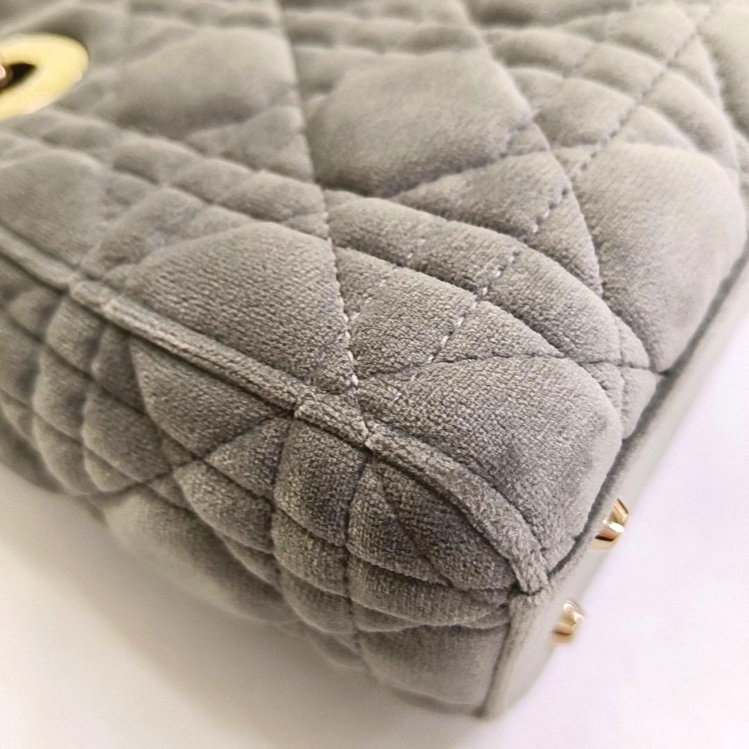Lady Dior Mini velours gris Cannage or Bracelet en chaîne en vente 10