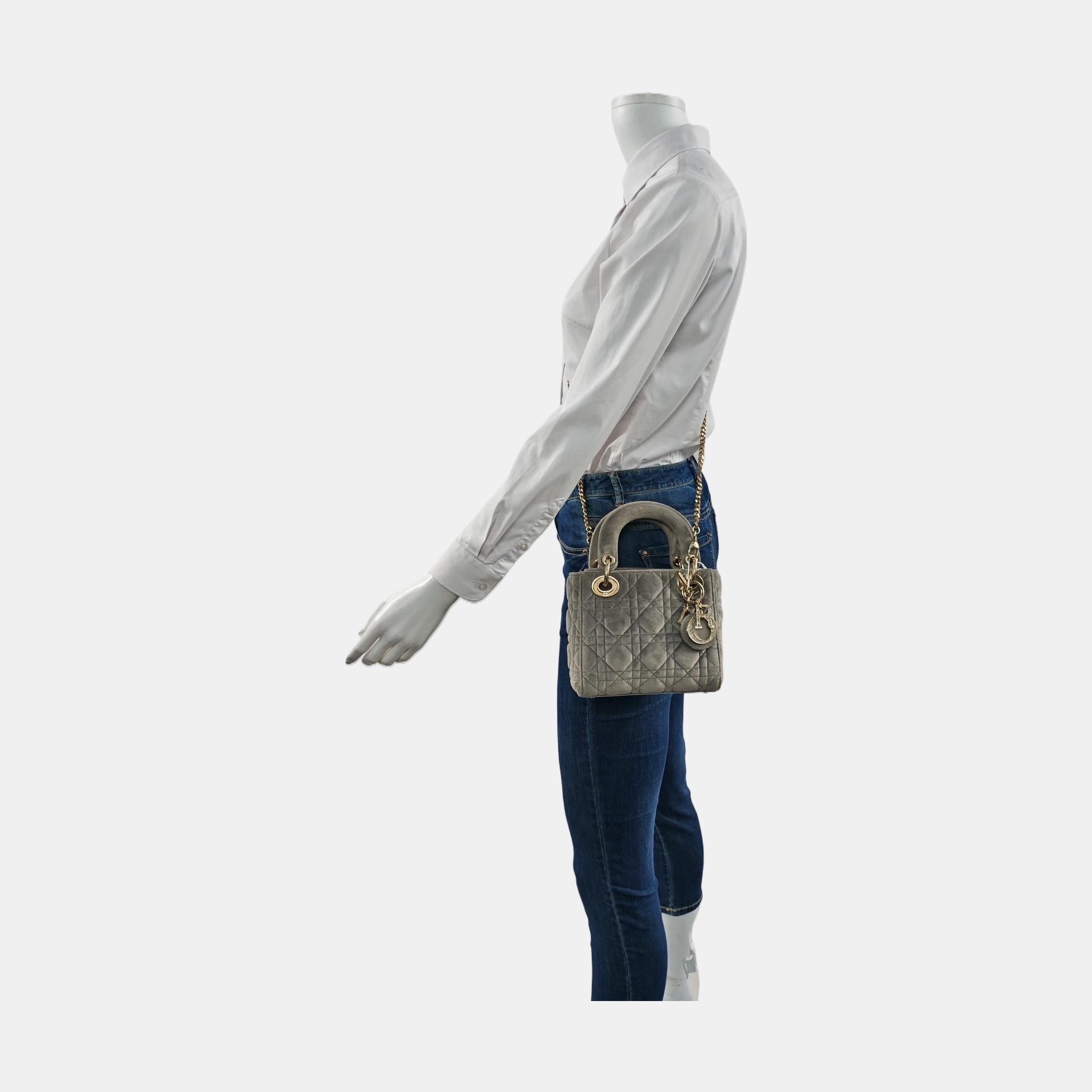 Ce sac classique présente un point de cannage, créant une belle silhouette et un motif matelassé immédiatement reconnaissable. Il est assorti d'une quincaillerie dorée et de charmes D.I.O.R. Doté d'une bandoulière amovible, le sac Lady Dior peut