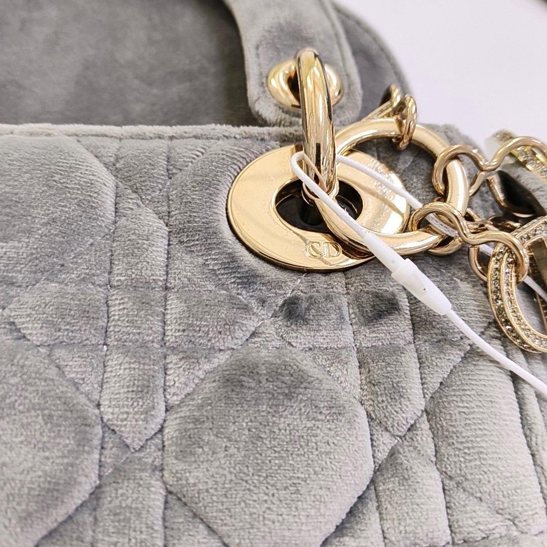 Lady Dior Mini velours gris Cannage or Bracelet en chaîne en vente 3