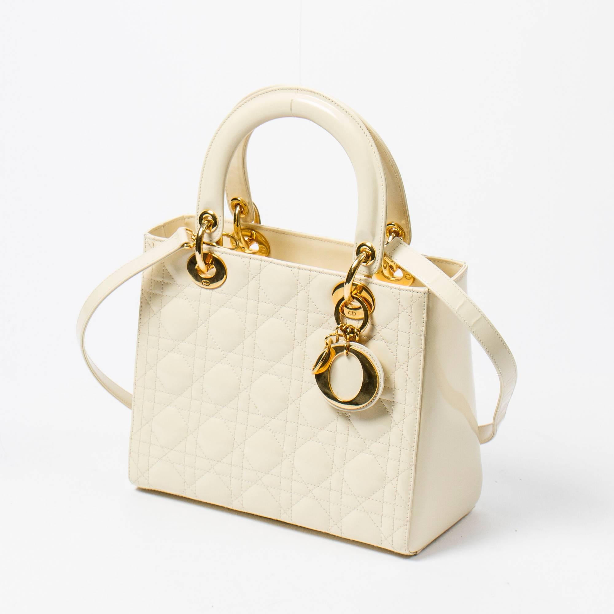 Lady Dior MM in vanilla matte cannage leather and gold tone hardware, signed “DIOR”. 2 vanilla leather handles. Interior lined with canvas and one zipped pocket. Zip closure. Excellent condition.