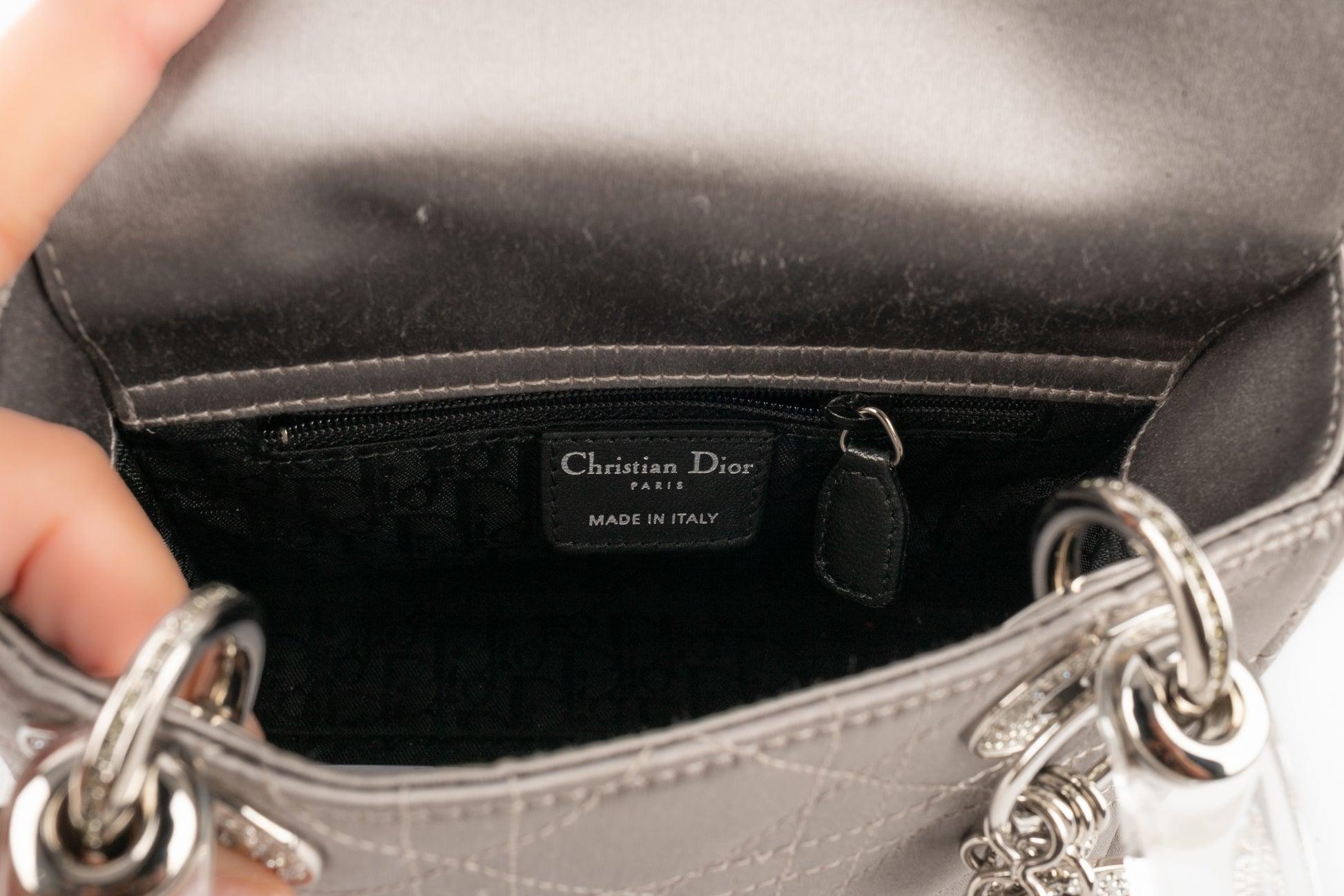 Mini sac Lady Dior gris perlé en vente 5