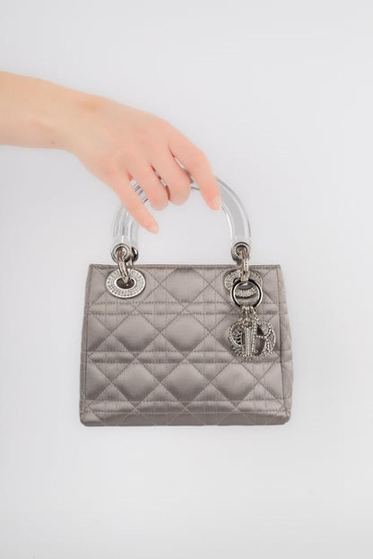 Mini sac Lady Dior gris perlé en vente 6
