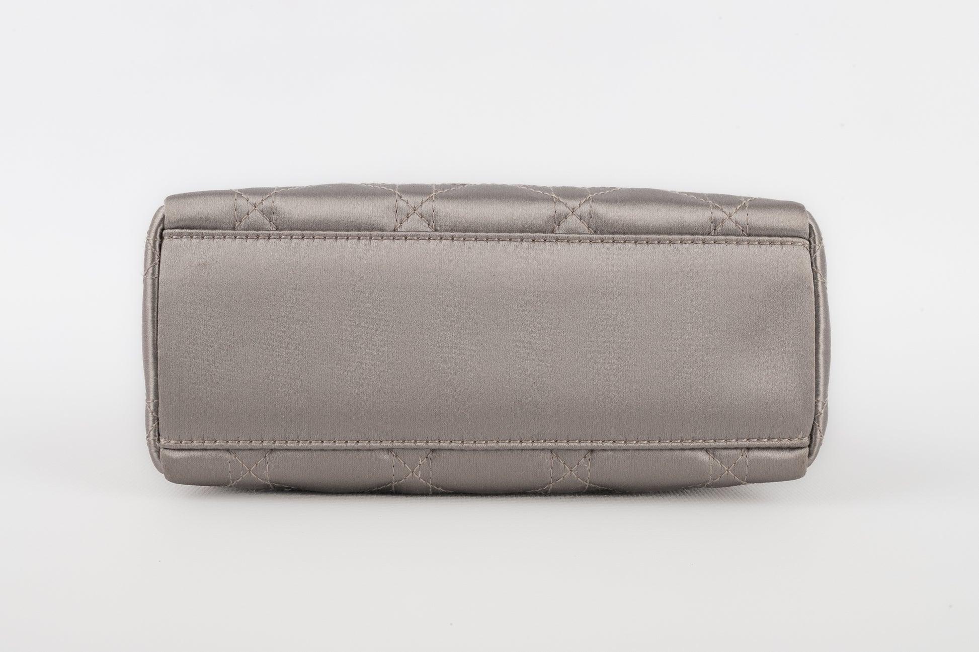 Mini sac Lady Dior gris perlé en vente 1