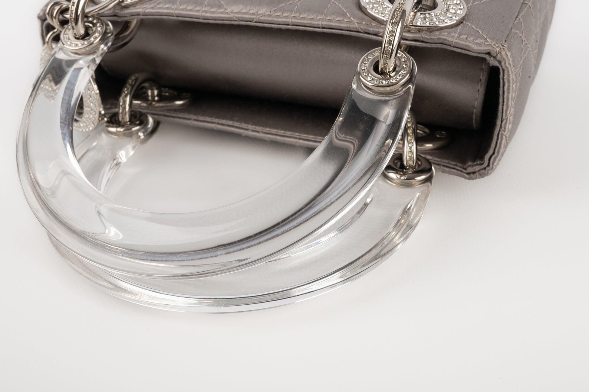 Mini sac Lady Dior gris perlé en vente 4