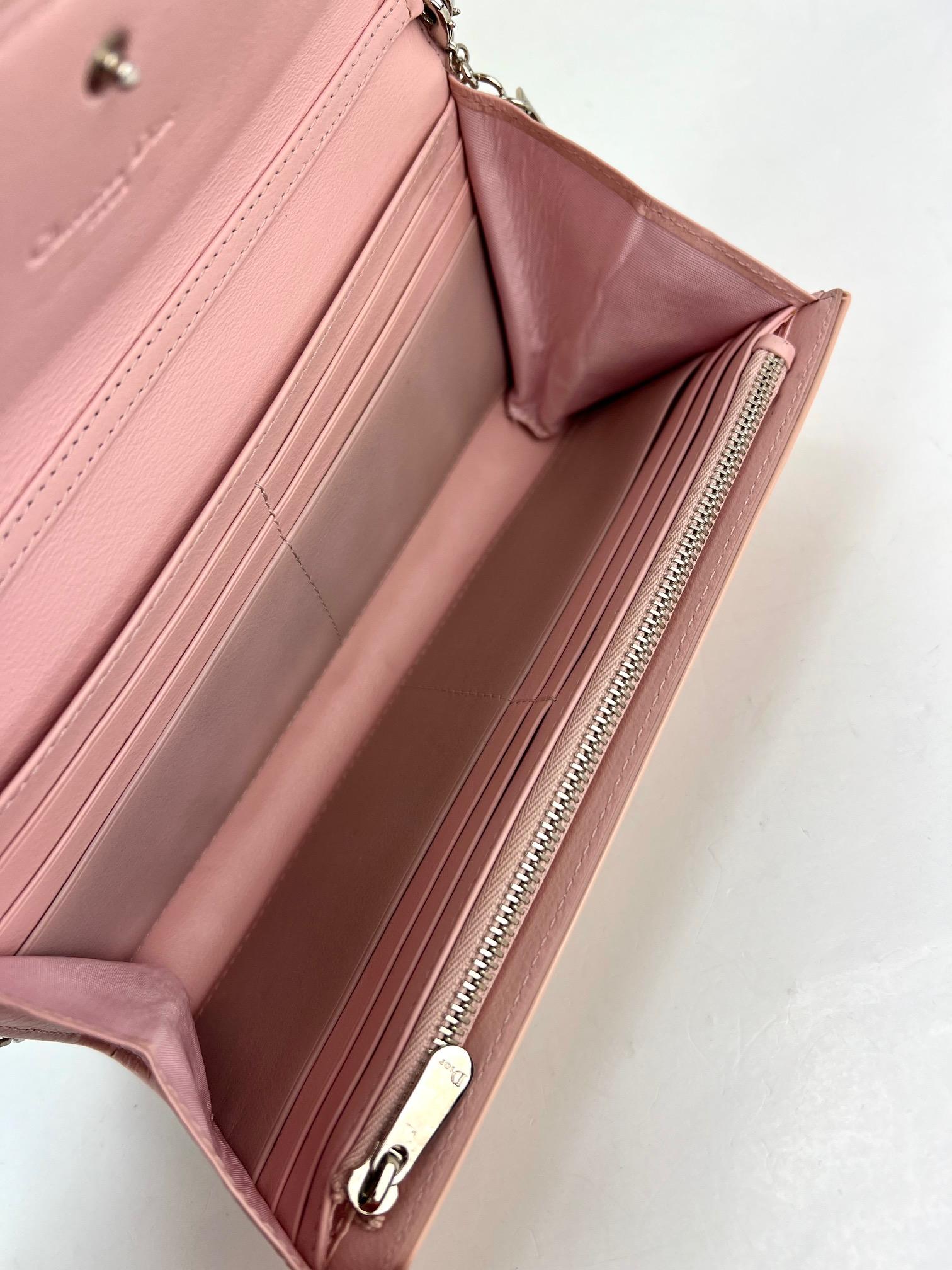Pochette Lady Dior rose portefeuille cannage en cuir verni sur chaîne  6