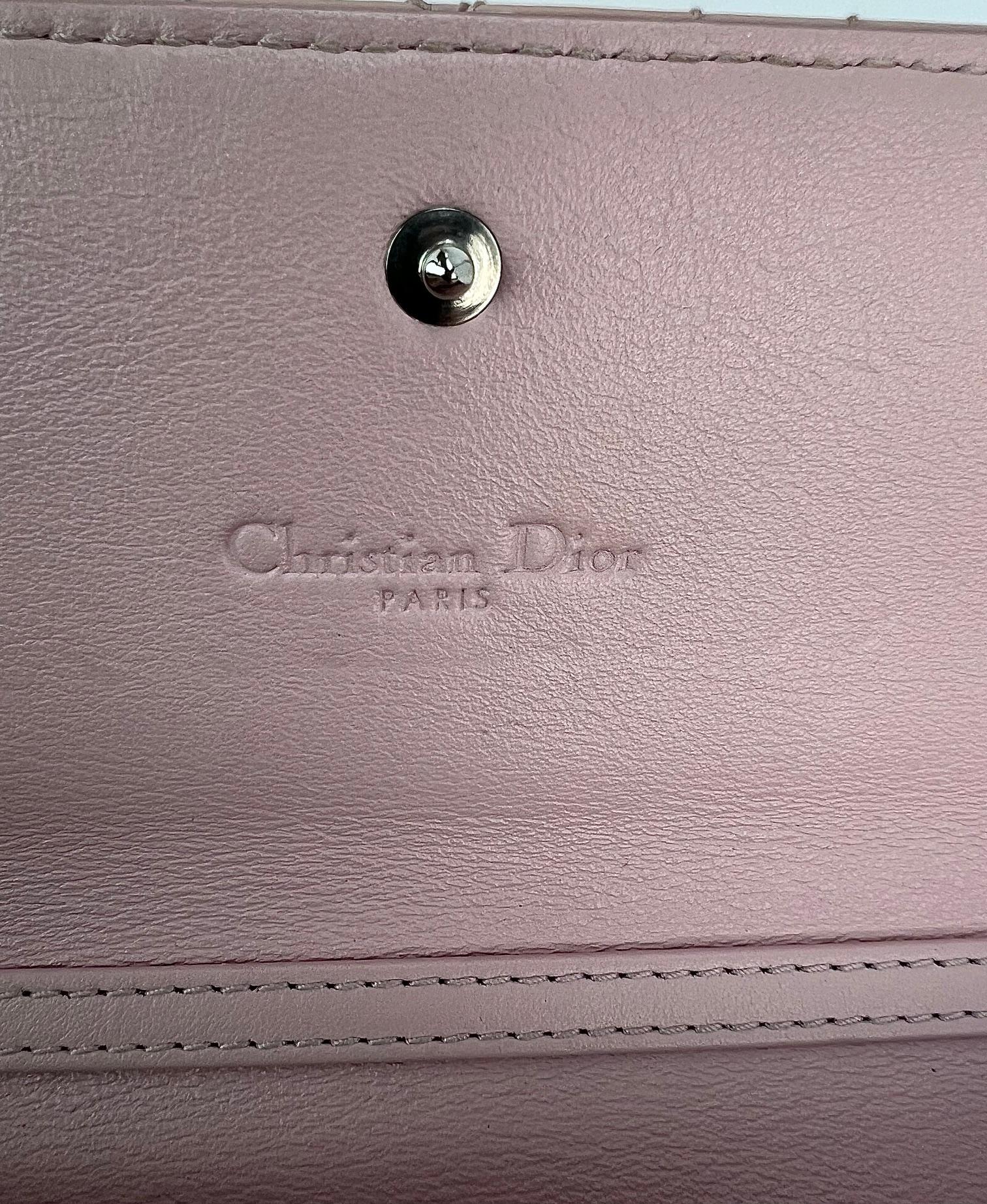 Pochette Lady Dior rose portefeuille cannage en cuir verni sur chaîne  7