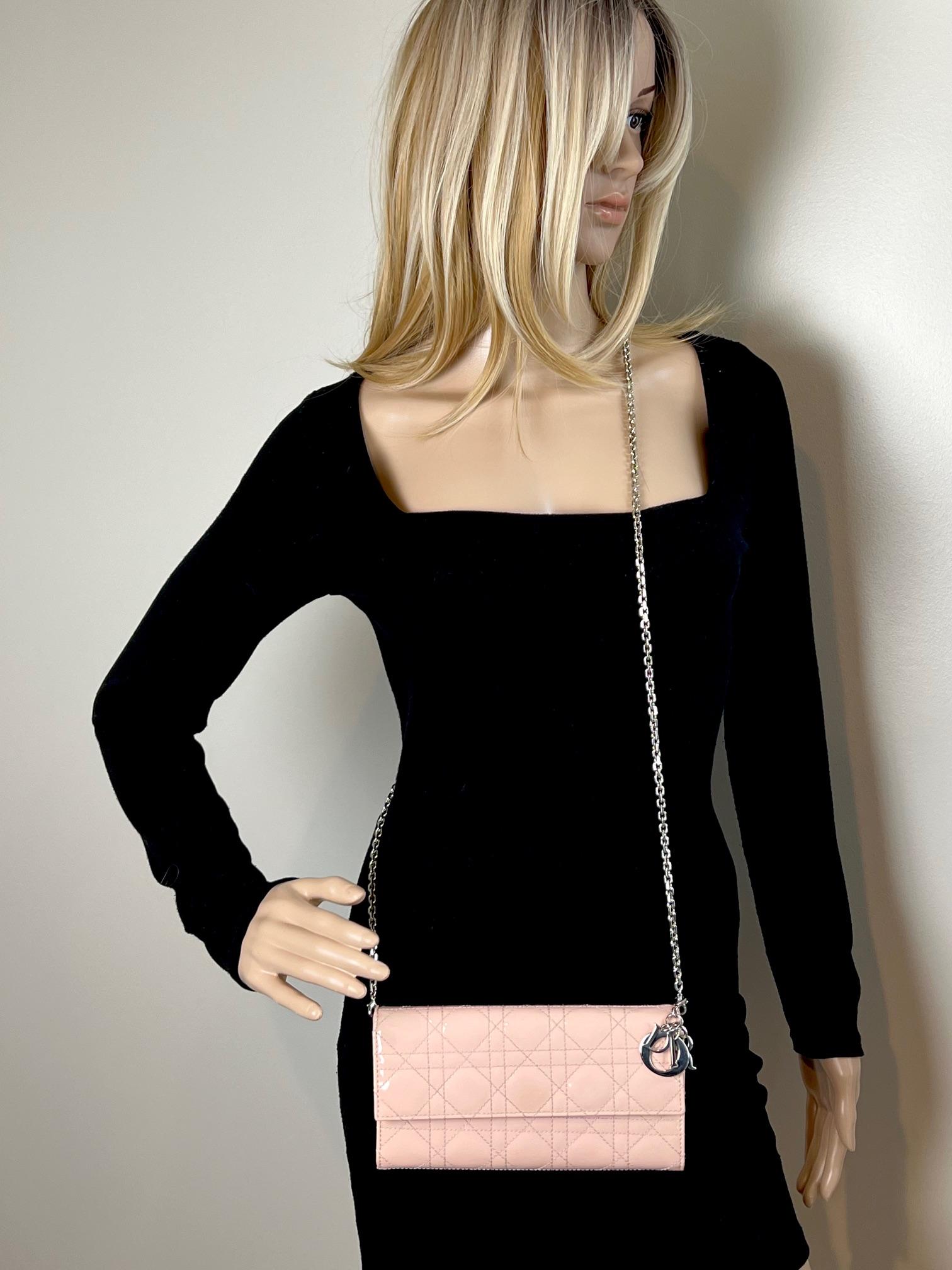 Pochette Lady Dior rose portefeuille cannage en cuir verni sur chaîne  2